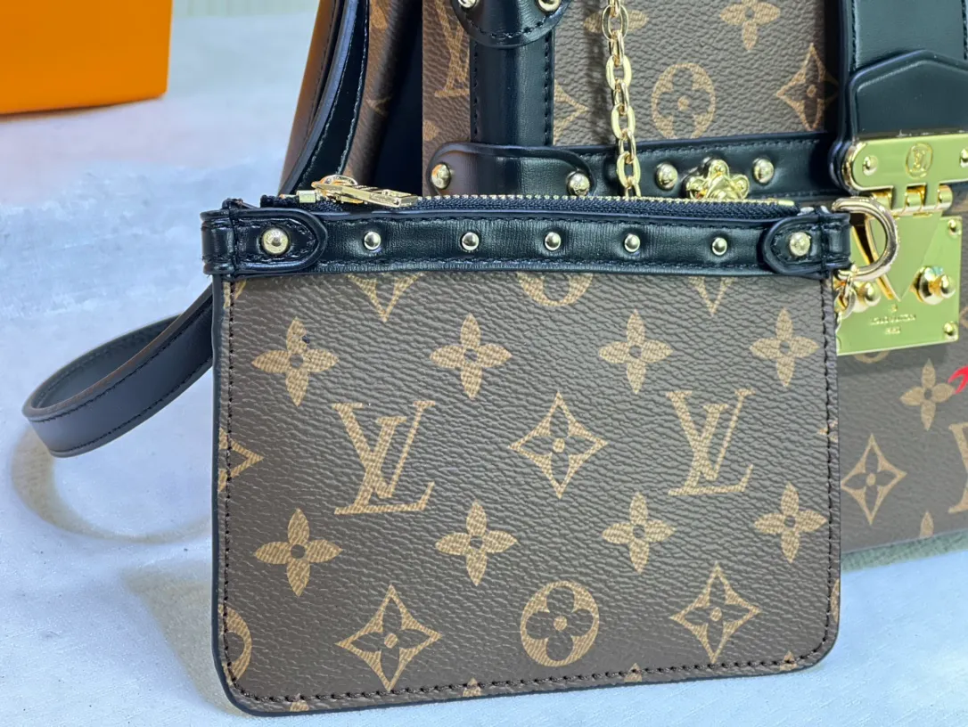 Batch 460💰Original upgrade quality M46309 Nicolas Ghesquières once again goes back to Louis Vuitton’s box-making tradition to create this Petite Malle V handbag. Monogram canvas is trimmed with leather, and the side gussets are V-shaped, creating a soft texture and ample space. Comes with Monogram zippered interior pocket secured by chain. Dimensions 24 x 16 x 13 cm (length x height x width)