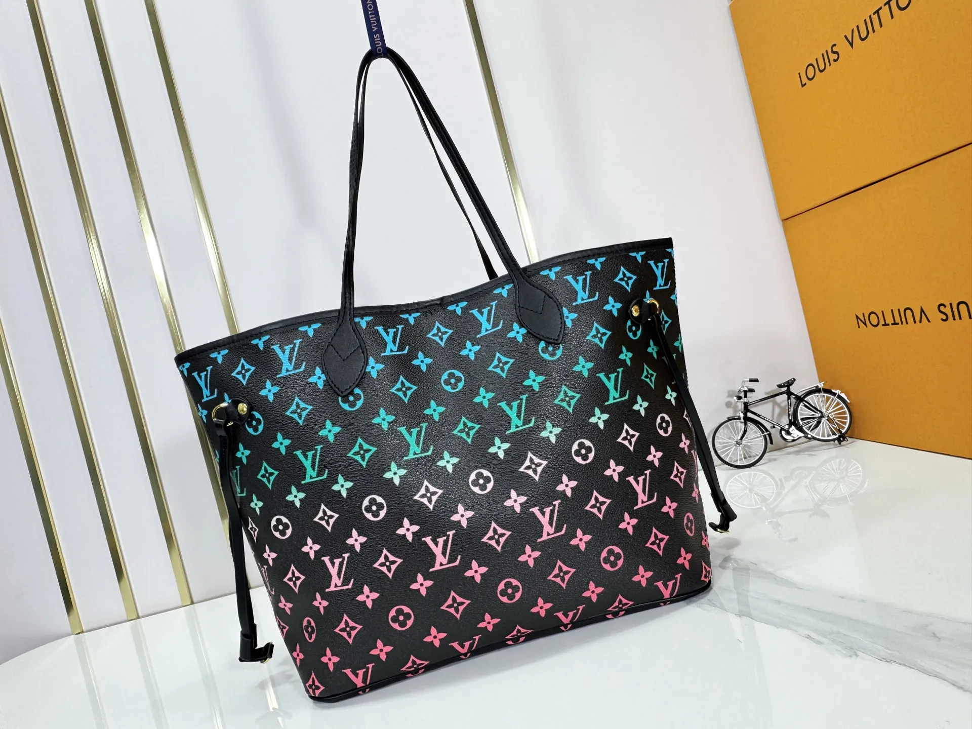 P260 Upgraded original M14210 M45686 M46649 M58907 M46329 M21579 M45685 M46676 M40995 This Neverfull medium handbag uses embossing and printing processes to depict the Monogram pattern on the cow leather. Tighten the side straps and the tote instantly transforms into an elegant urban handbag; the long handle makes it easy to carry over the shoulder or elbow. 31.0 x 28.0 x 14.0 cm (length x height x width)