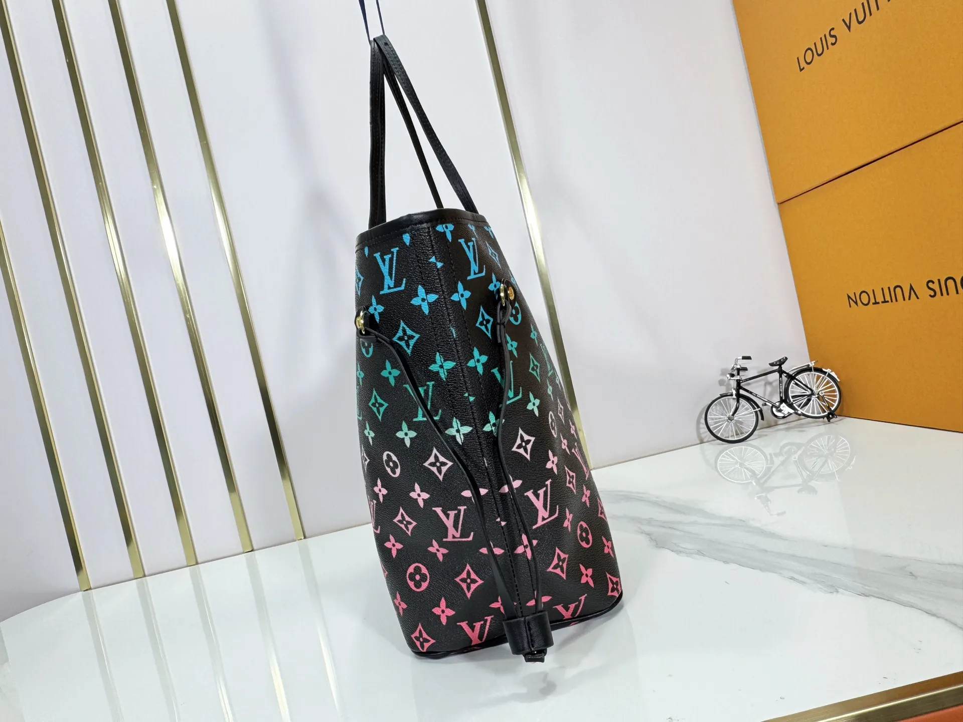 P260 Upgraded original M14210 M45686 M46649 M58907 M46329 M21579 M45685 M46676 M40995 This Neverfull medium handbag uses embossing and printing processes to depict the Monogram pattern on the cow leather. Tighten the side straps and the tote instantly transforms into an elegant urban handbag; the long handle makes it easy to carry over the shoulder or elbow. 31.0 x 28.0 x 14.0 cm (length x height x width)