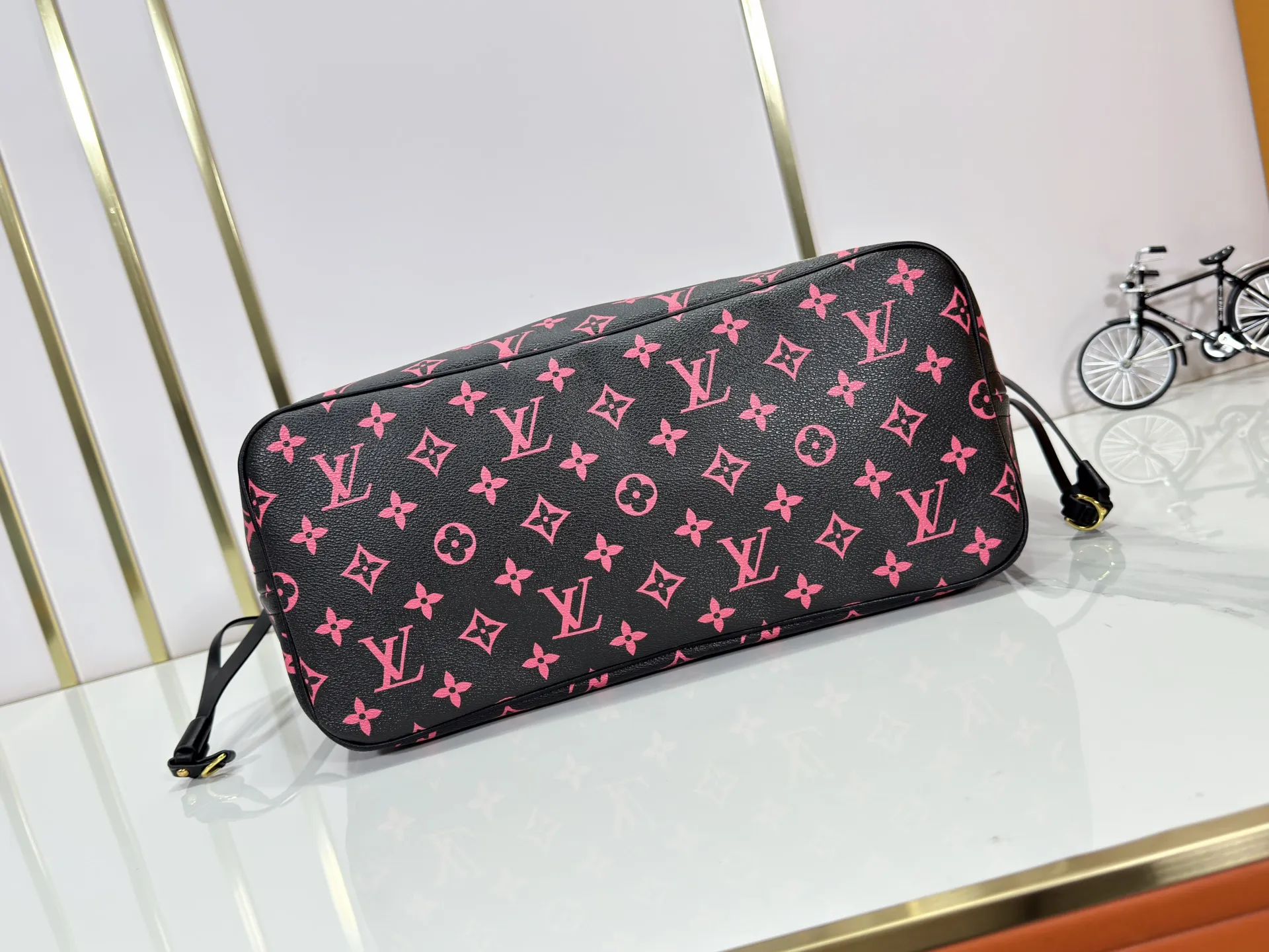 P260 Upgraded original M14210 M45686 M46649 M58907 M46329 M21579 M45685 M46676 M40995 This Neverfull medium handbag uses embossing and printing processes to depict the Monogram pattern on the cow leather. Tighten the side straps and the tote instantly transforms into an elegant urban handbag; the long handle makes it easy to carry over the shoulder or elbow. 31.0 x 28.0 x 14.0 cm (length x height x width)