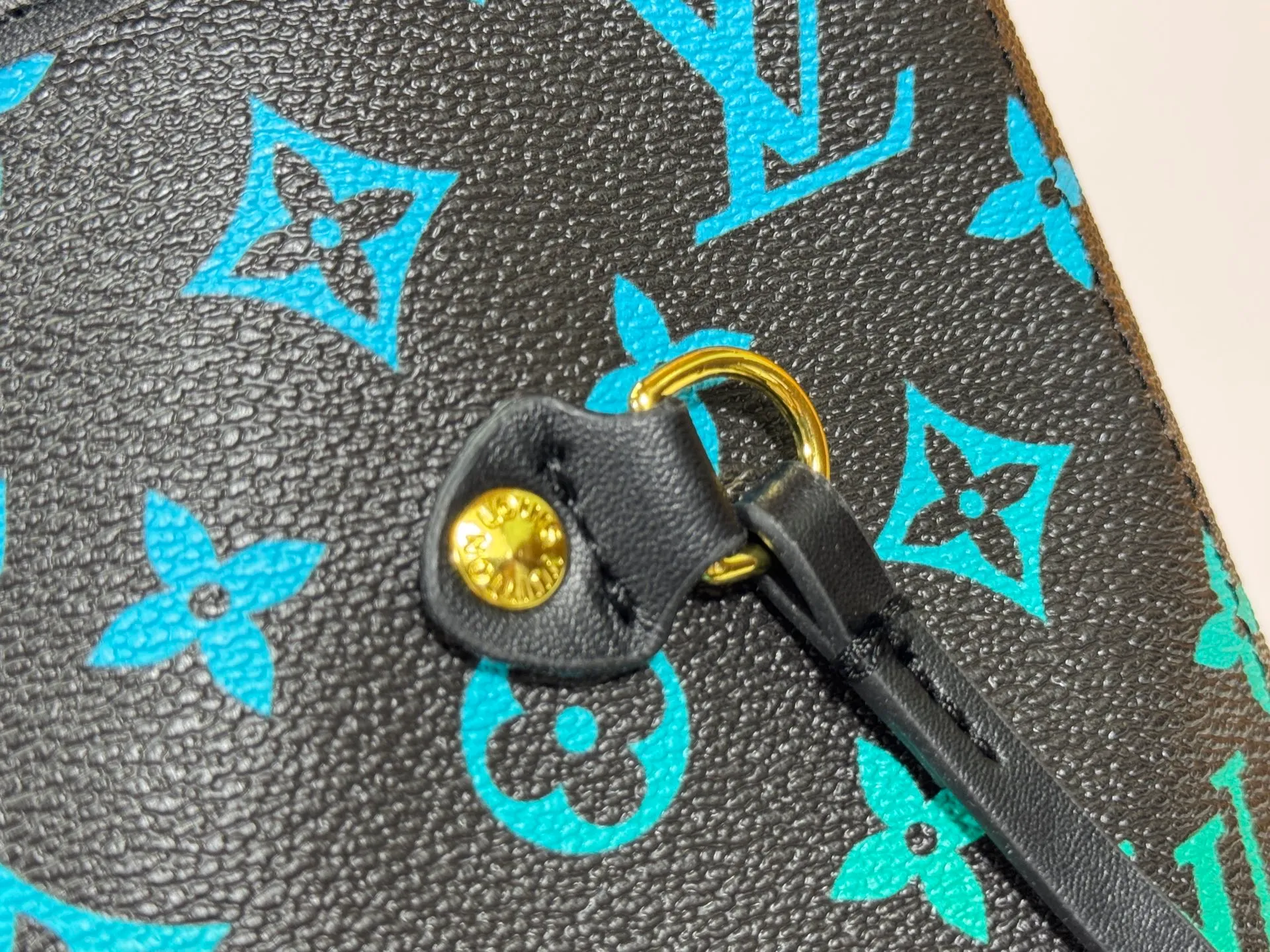 P260 Upgraded original M14210 M45686 M46649 M58907 M46329 M21579 M45685 M46676 M40995 This Neverfull medium handbag uses embossing and printing processes to depict the Monogram pattern on the cow leather. Tighten the side straps and the tote instantly transforms into an elegant urban handbag; the long handle makes it easy to carry over the shoulder or elbow. 31.0 x 28.0 x 14.0 cm (length x height x width)