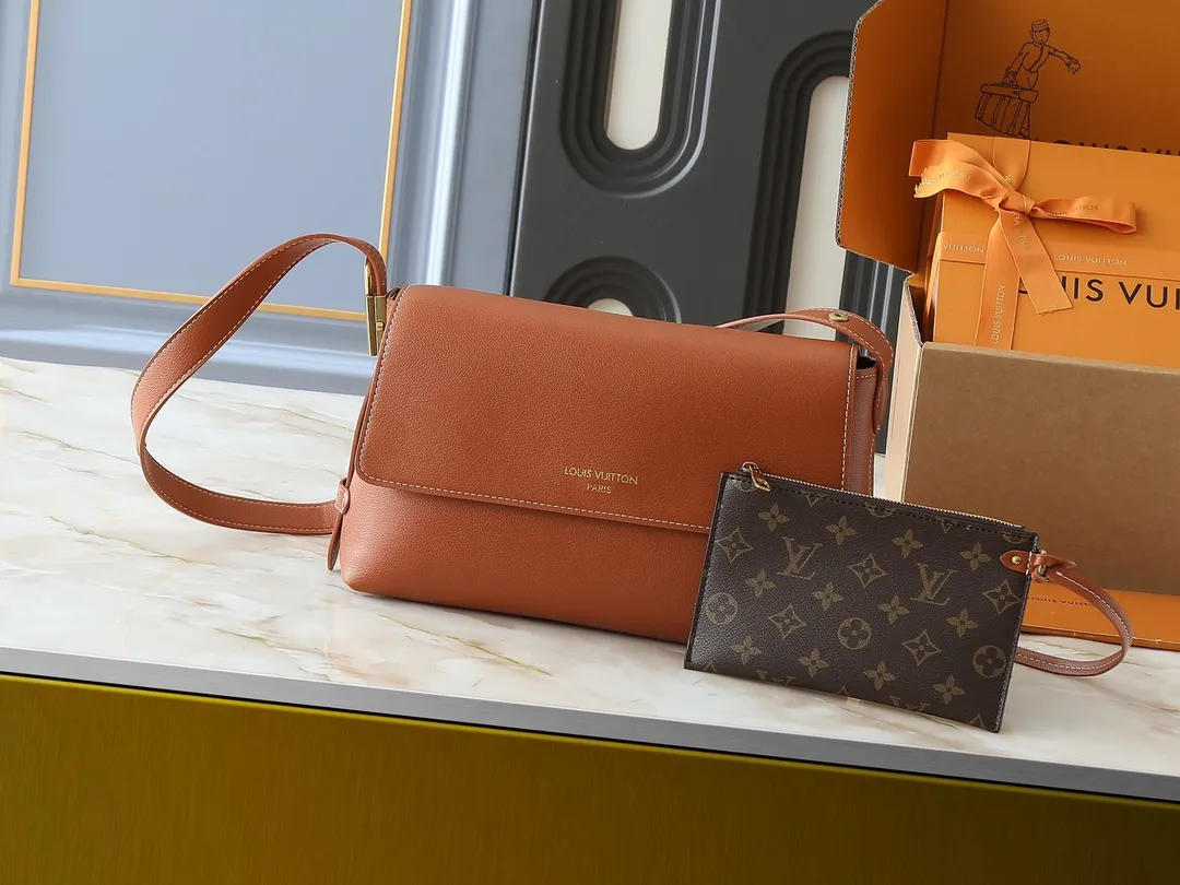 💰280💰Upgraded from the original M13151 M13148, the classic Low Key series ingeniously presents a new flip cover: This Low Key Messenger handbag is made of soft cow leather and uses an old metal padlock to create a retro style. Adjustable handles unlock a variety of carrying possibilities, and it comes with a removable Monogram canvas zippered interior pocket. Dimensions: 30.0 x 18.0 x 12.0 cm (length x height x width)