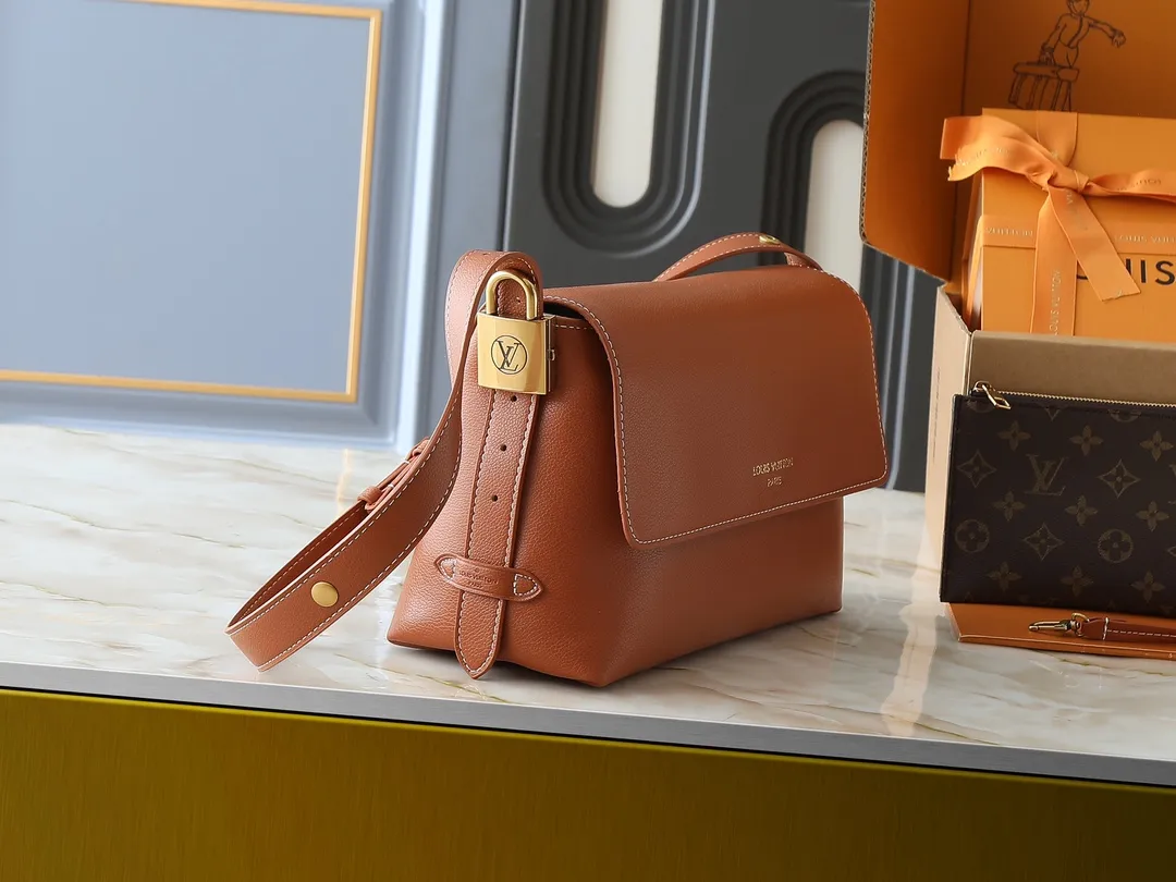 💰280💰Upgraded from the original M13151 M13148, the classic Low Key series ingeniously presents a new flip cover: This Low Key Messenger handbag is made of soft cow leather and uses an old metal padlock to create a retro style. Adjustable handles unlock a variety of carrying possibilities, and it comes with a removable Monogram canvas zippered interior pocket. Dimensions: 30.0 x 18.0 x 12.0 cm (length x height x width)