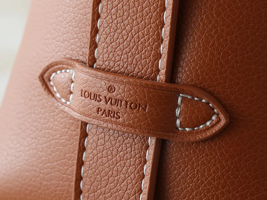 💰280💰Upgraded from the original M13151 M13148, the classic Low Key series ingeniously presents a new flip cover: This Low Key Messenger handbag is made of soft cow leather and uses an old metal padlock to create a retro style. Adjustable handles unlock a variety of carrying possibilities, and it comes with a removable Monogram canvas zippered interior pocket. Dimensions: 30.0 x 18.0 x 12.0 cm (length x height x width)