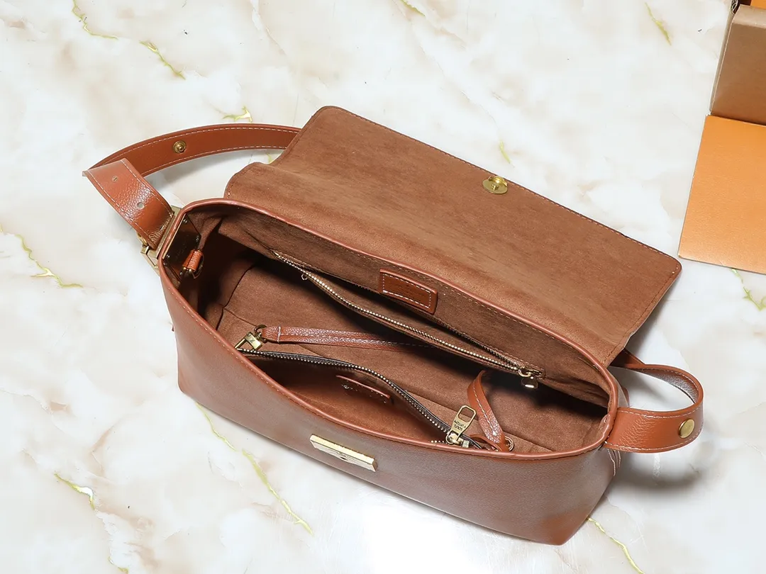 💰280💰Upgraded from the original M13151 M13148, the classic Low Key series ingeniously presents a new flip cover: This Low Key Messenger handbag is made of soft cow leather and uses an old metal padlock to create a retro style. Adjustable handles unlock a variety of carrying possibilities, and it comes with a removable Monogram canvas zippered interior pocket. Dimensions: 30.0 x 18.0 x 12.0 cm (length x height x width)