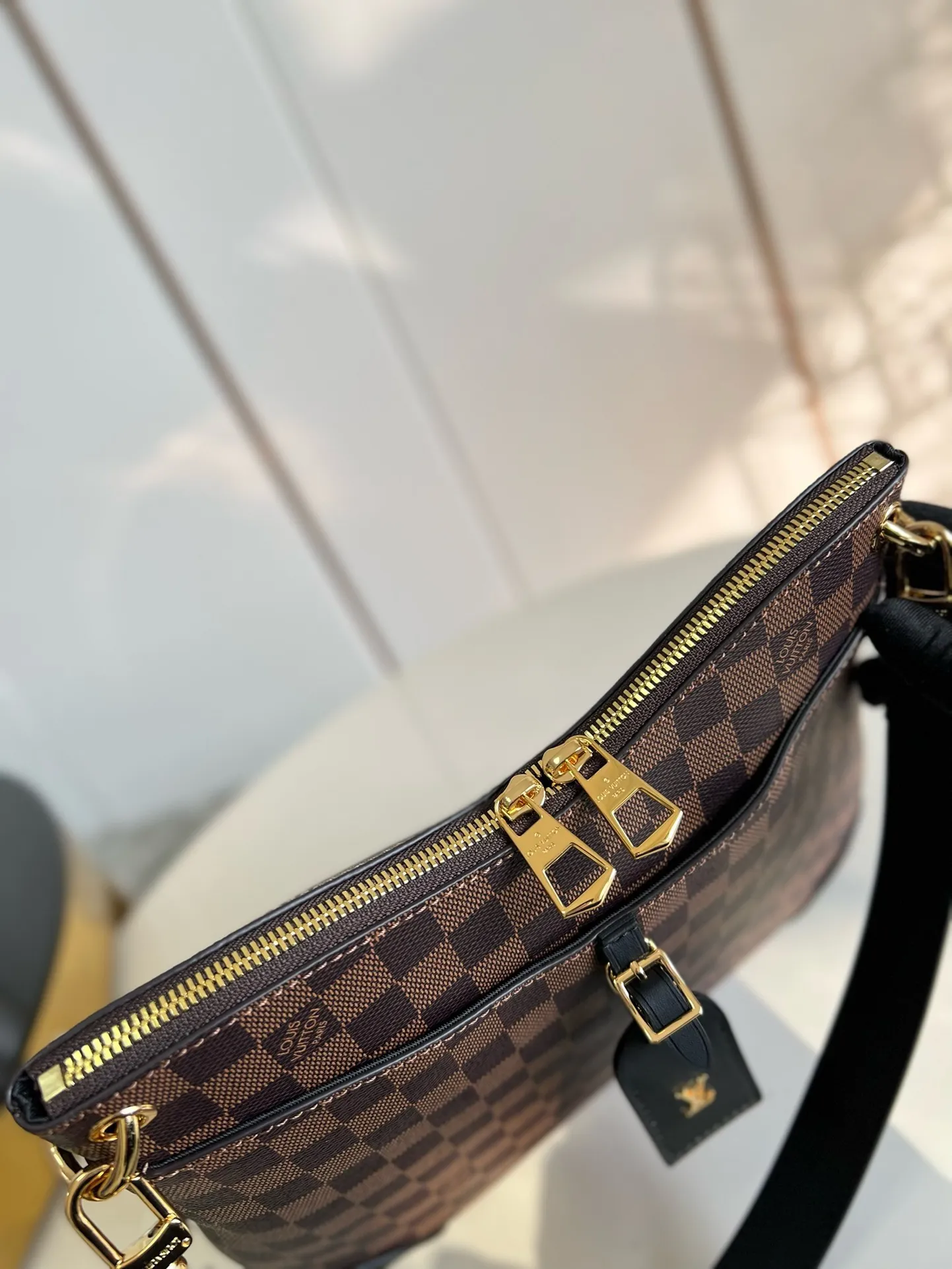 💰860 Top Original Order [Exclusive Real Shot M45355 Cage Black Leather] 45352 The new Odeon medium handbag is launched in the autumn and winter of 2020, using Monogram canvas and reinforced leather corners to convey a retro feel. The adjustable shoulder strap makes it easy to carry on the shoulder or across the body, and the zipper allows easy access to your belongings. Detailed features 31.0 x 27.0 x 11.0 cm (length x height x width)