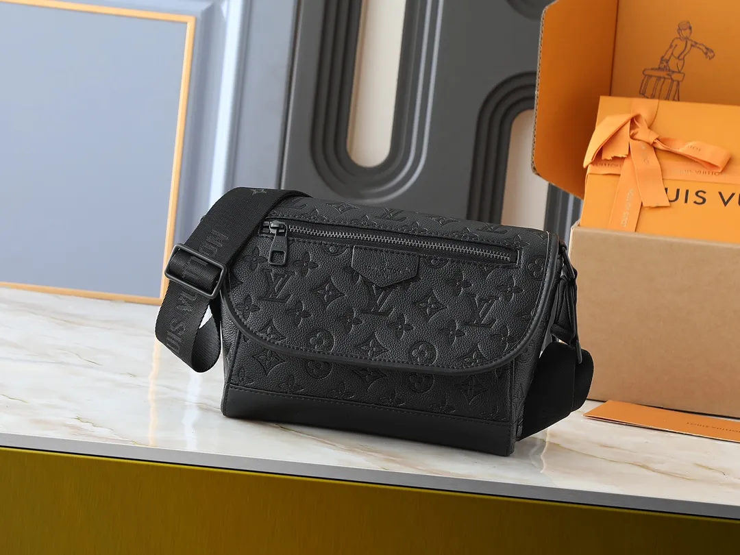 💰220💰Upgraded from the original M14874 M14079 M12681 M12806 M12636 This Pulse messenger bag is exquisitely constructed with Monogram Eclipse canvas and equipped with a cord zipper puller for the outer pocket on the flap. The magnetic closure makes it easy to access items, and the leather shoulder strap can be adjusted using the side loops, making it ideal for shoulder or cross-body wear. 26.6 x 17.0 x 11.0 cm (length x height x width)