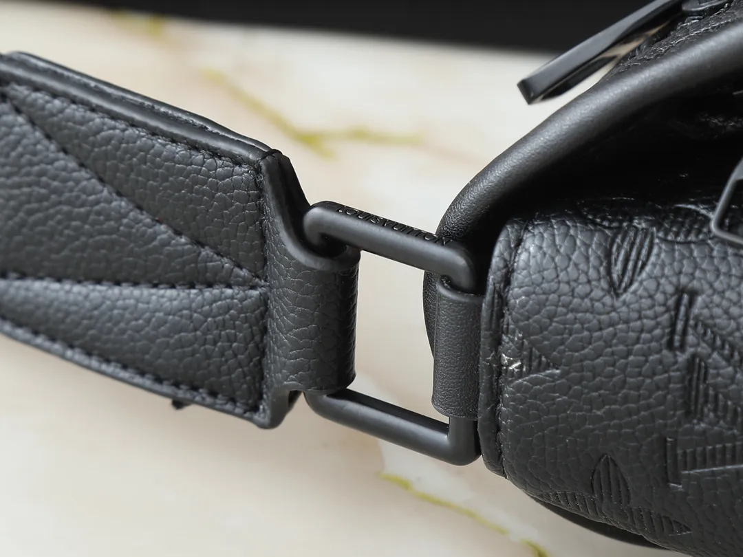 💰220💰Upgraded from the original M14874 M14079 M12681 M12806 M12636 This Pulse messenger bag is exquisitely constructed with Monogram Eclipse canvas and equipped with a cord zipper puller for the outer pocket on the flap. The magnetic closure makes it easy to access items, and the leather shoulder strap can be adjusted using the side loops, making it ideal for shoulder or cross-body wear. 26.6 x 17.0 x 11.0 cm (length x height x width)