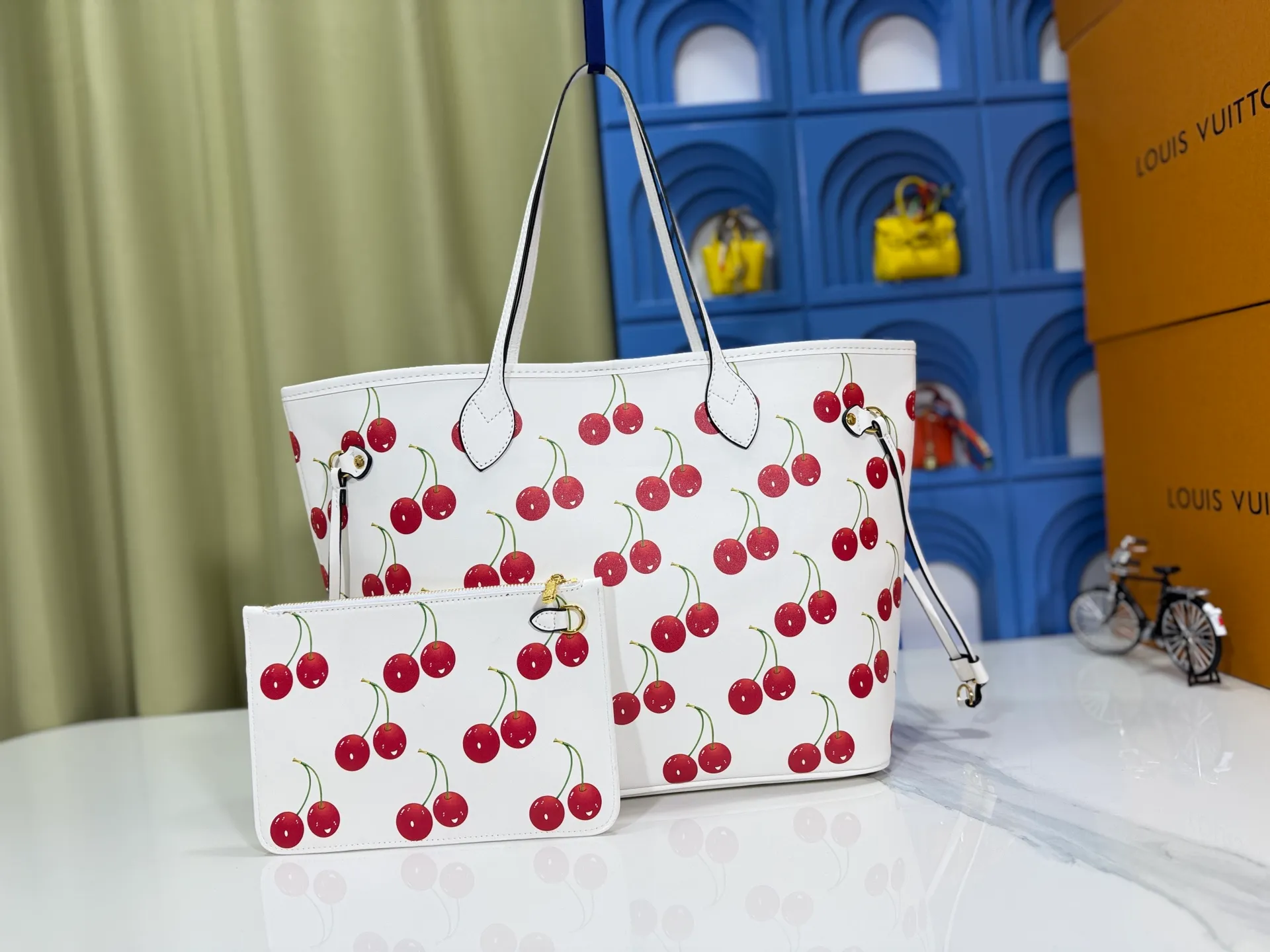 P240 upgraded original M40995 M17088 Murakami Takashi Presbyopia Cherry 🍒The legendary Neverfull medium handbag: always able to meet your various needs for handbags. It has a large capacity but is not bulky. It is stiff and soft to the touch, making it suitable for home and travel. Tighten the side ties and it instantly transforms into a stylish urban handbag. Loosen the straps and it transforms into a chic and practical handbag. The slender leather handle can be carried over the shoulder or between the arms. The model shown here is made of Damier Azur canvas. Size: 31x28x14cm