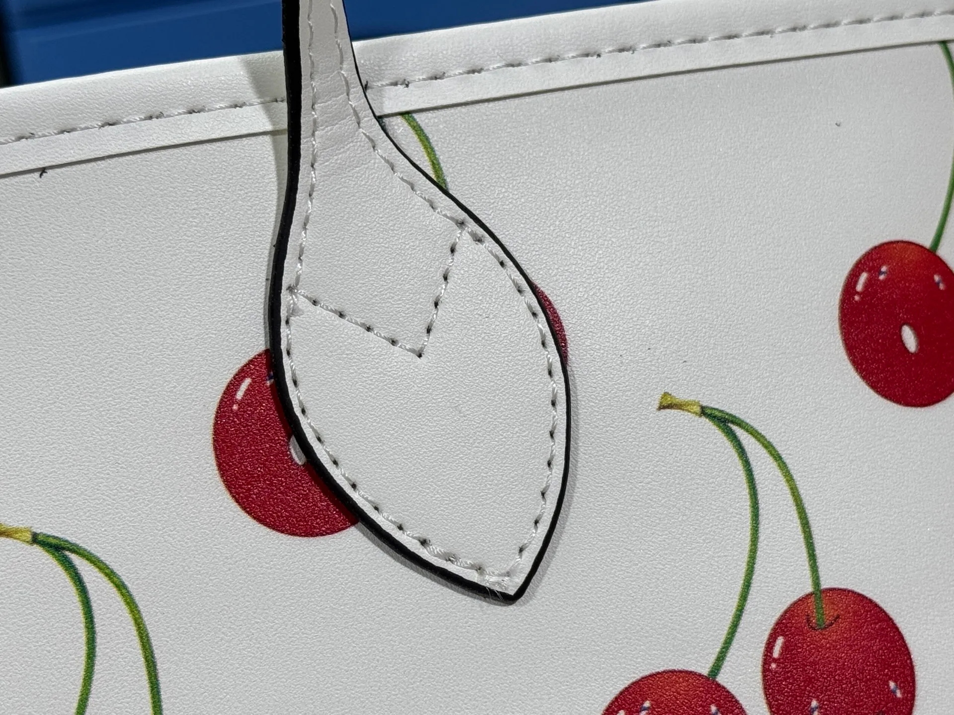 P240 upgraded original M40995 M17088 Murakami Takashi Presbyopia Cherry 🍒The legendary Neverfull medium handbag: always able to meet your various needs for handbags. It has a large capacity but is not bulky. It is stiff and soft to the touch, making it suitable for home and travel. Tighten the side ties and it instantly transforms into a stylish urban handbag. Loosen the straps and it transforms into a chic and practical handbag. The slender leather handle can be carried over the shoulder or between the arms. The model shown here is made of Damier Azur canvas. Size: 31x28x14cm