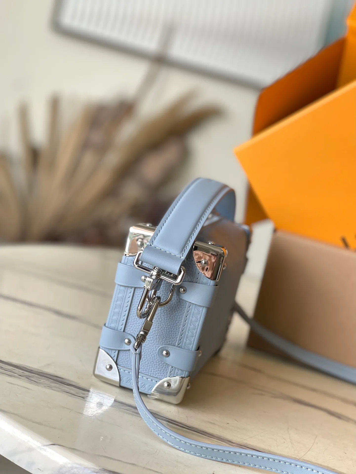 💰1360 (top layer leather) top original order M25067 blue. Support counter inspection. Photos taken of duty-free goods are consistent with the product without unpacking. This product is an exclusive duty-free product in the market and is the highest-end product. Inspection is supported. This product has passed strict inspection and is flawless. Please wear gloves when touching the product. This product is not returnable or exchangeable. Please confirm the product first and then remove the label on the handle. This product is temporarily not open to the public, only regular customers, and is in short supply. Dimensions: 12.5 x 18 x 8 cm