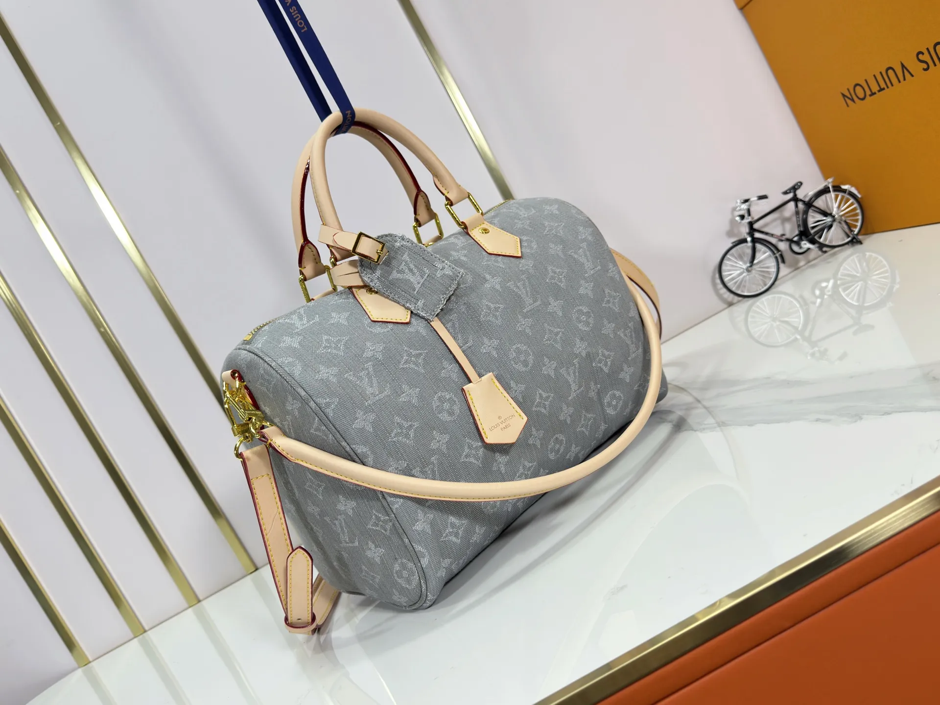 P300 M13344 Upgraded original version💪[Exclusive real shot background picture]✨This Speedy Soft 30 handbag relies on Louis Vuitton's exquisite bleaching process to trace the Monogram Denim pattern born in 2005 on the cotton surface, and then uses leather trim and glossy metal parts to highlight the details. The key bag and detachable nameplate pay tribute to the brand's trunk-making heritage. The detachable Toron handle provides a comfortable shoulder carrying experience. size：30x21x17cm