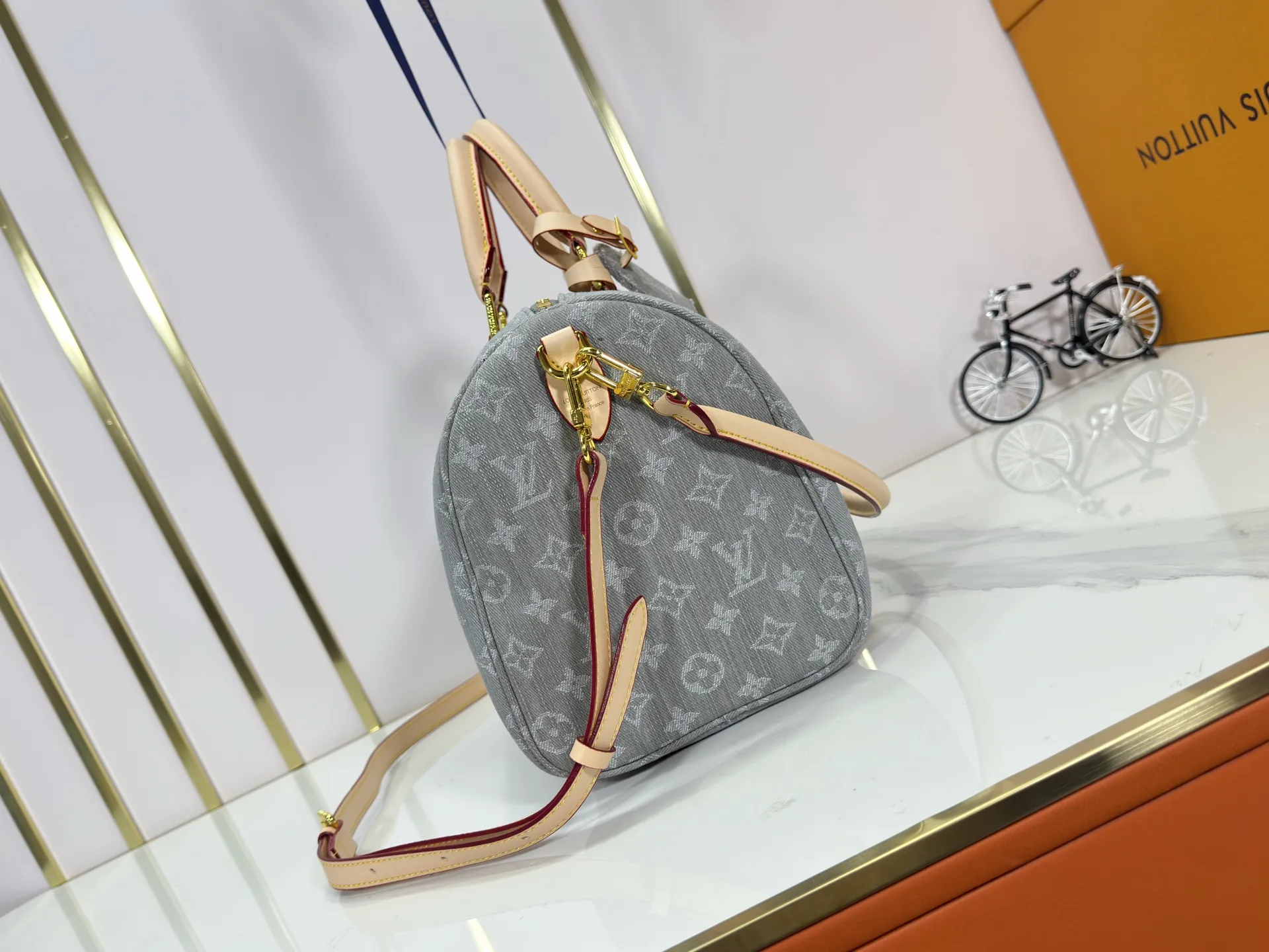 P300 M13344 Upgraded original version💪[Exclusive real shot background picture]✨This Speedy Soft 30 handbag relies on Louis Vuitton's exquisite bleaching process to trace the Monogram Denim pattern born in 2005 on the cotton surface, and then uses leather trim and glossy metal parts to highlight the details. The key bag and detachable nameplate pay tribute to the brand's trunk-making heritage. The detachable Toron handle provides a comfortable shoulder carrying experience. size：30x21x17cm