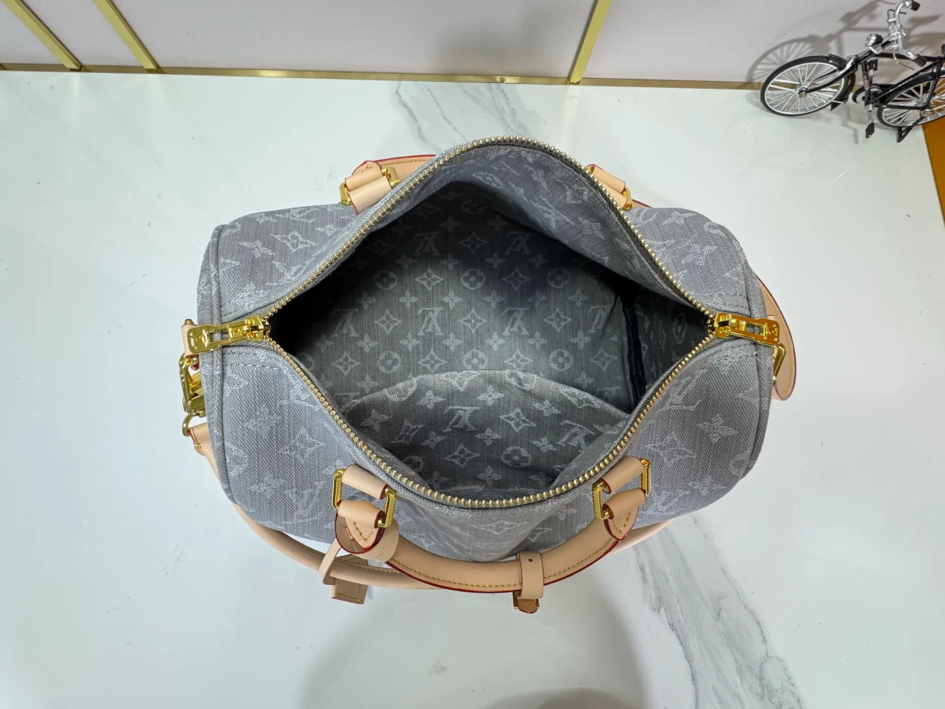 P300 M13344 Upgraded original version💪[Exclusive real shot background picture]✨This Speedy Soft 30 handbag relies on Louis Vuitton's exquisite bleaching process to trace the Monogram Denim pattern born in 2005 on the cotton surface, and then uses leather trim and glossy metal parts to highlight the details. The key bag and detachable nameplate pay tribute to the brand's trunk-making heritage. The detachable Toron handle provides a comfortable shoulder carrying experience. size：30x21x17cm
