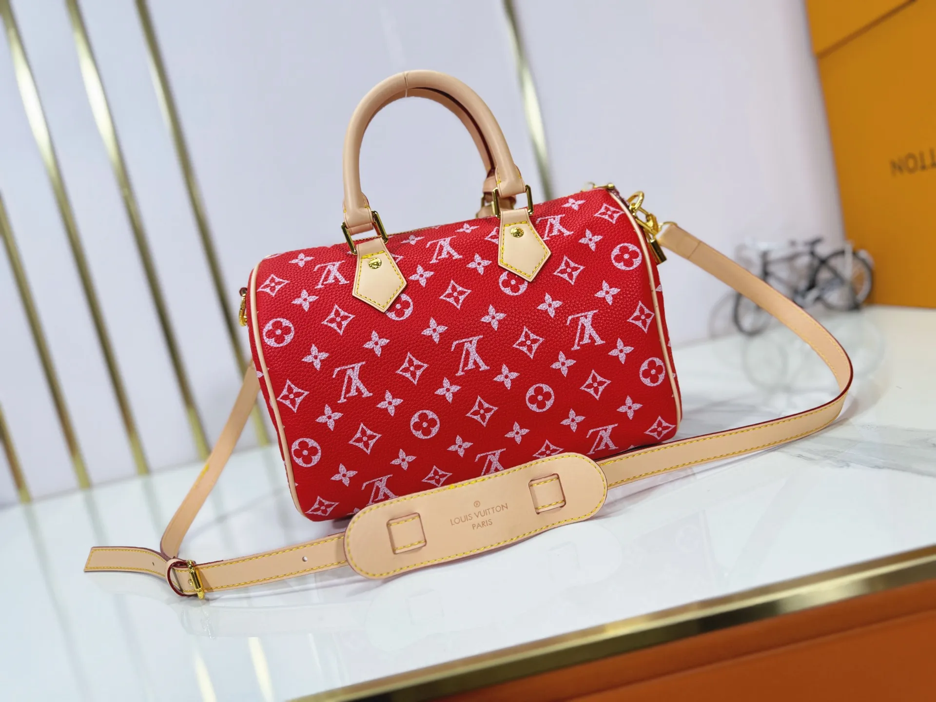 P280 Upgraded original M24424 M24425 M24426 M24423 M24443 M This Speedy Bandoulière 25 Monogram Leather handbag is made of soft cow leather and uses Monogram pattern to reproduce the elegant look and feel of canvas printing. Dazzling metal hardware, sheepskin lining and nameplate all reflect Creative Director Pharrell Williams' relentless attention to detail. Dimensions: 25.0 x 15.0 x 15.0 cm (length x height x width)