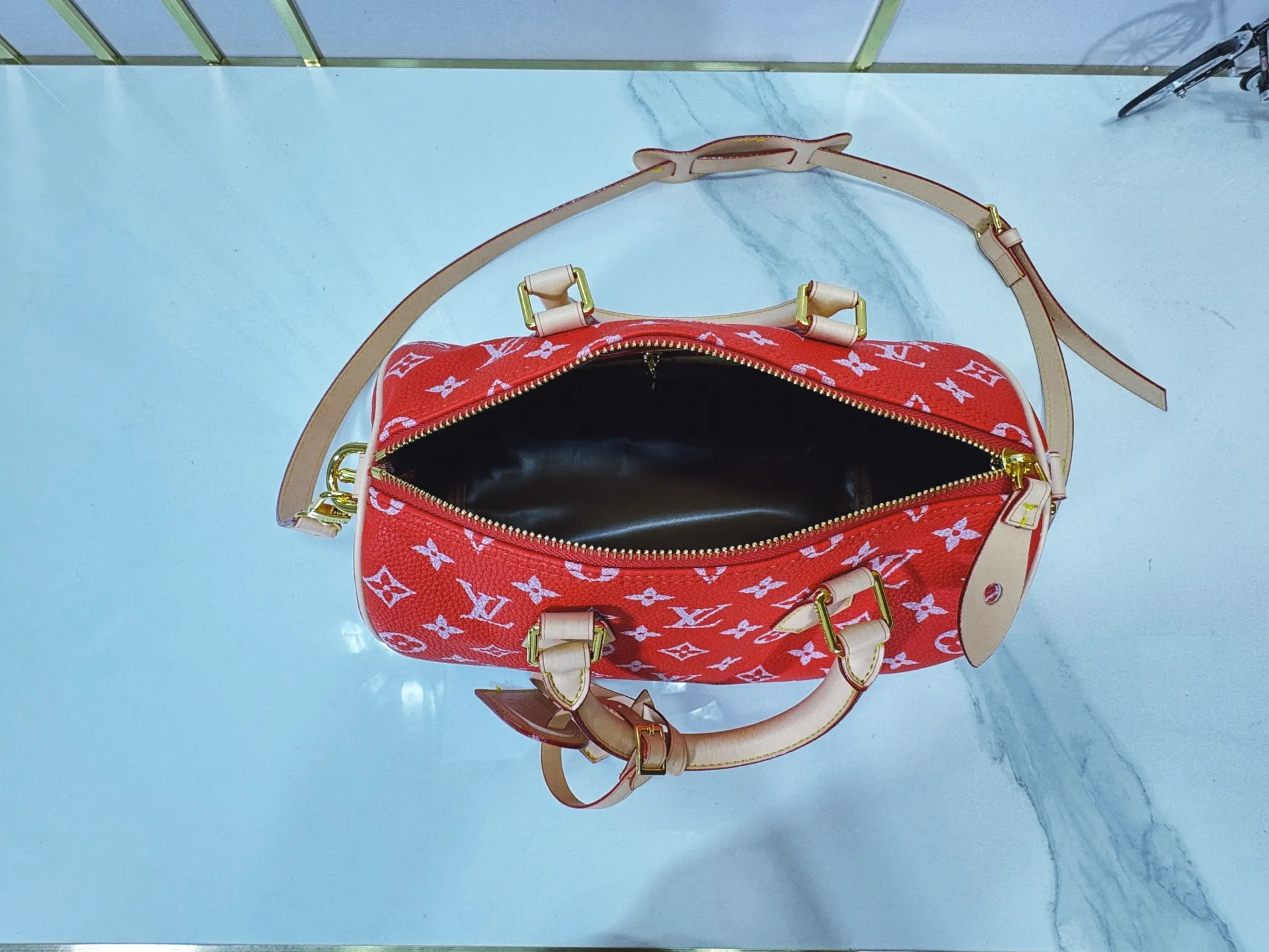 P280 Upgraded original M24424 M24425 M24426 M24423 M24443 M This Speedy Bandoulière 25 Monogram Leather handbag is made of soft cow leather and uses Monogram pattern to reproduce the elegant look and feel of canvas printing. Dazzling metal hardware, sheepskin lining and nameplate all reflect Creative Director Pharrell Williams' relentless attention to detail. Dimensions: 25.0 x 15.0 x 15.0 cm (length x height x width)