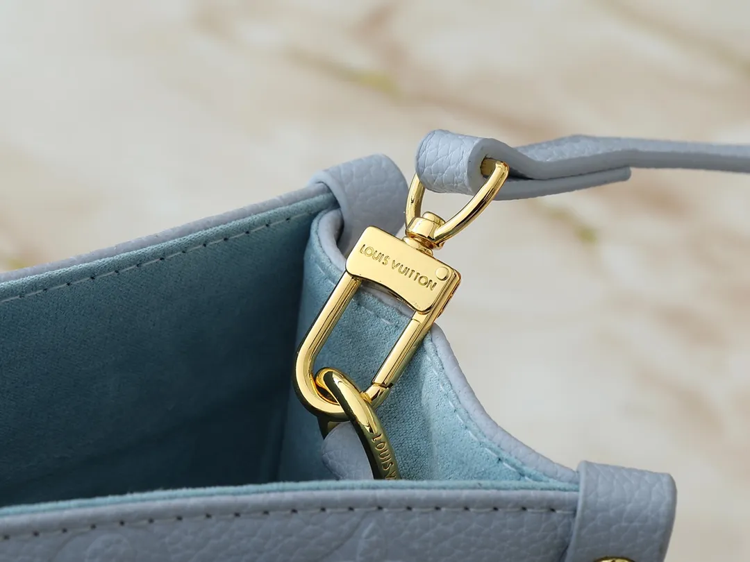 💰240💰Upgraded original M13836 M45659 Louis Vuitton and Takashi Murakami launched a cross-border cooperation to reinterpret the classic OnTheGo small handbag with unconstrained ingenuity. Monogram Empreinte leather is dip-dyed in soft tones, and the sides of the bag feature Murakami's "super-flat" panda pattern, with Monogram flowers subtly blended into it. The metal parts add a touch of trendy style, and the detachable chain allows for a variety of carrying experiences. Dimensions: 25.0 x 19.0 x 11.5 cm (length x height x width)