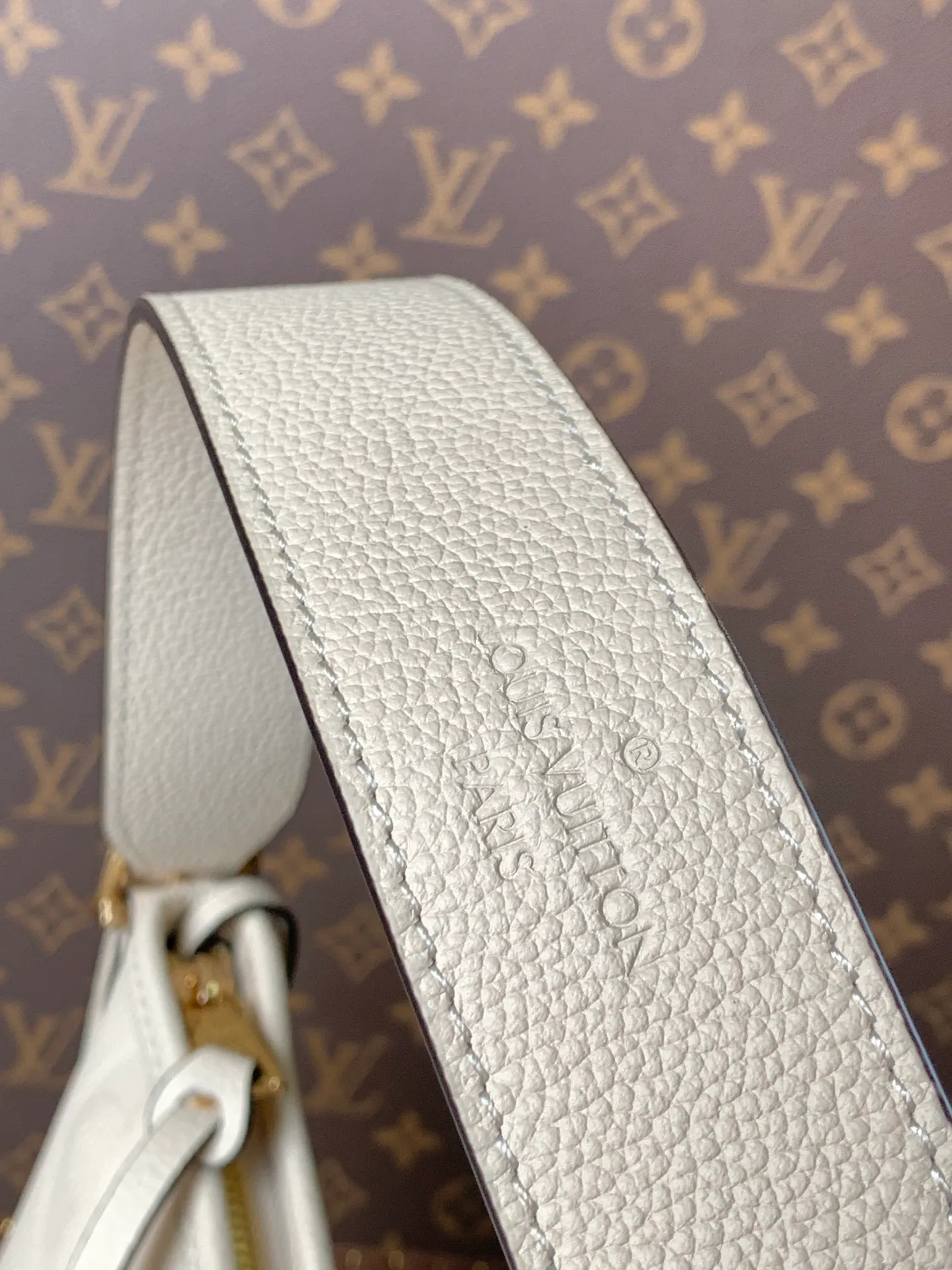 💰1180 (top layer leather) top original order, transcoding chip M14209 pink M46673 light blue M47180 apricot print M46288 black M46293 off-white M46277 apricot M11790 brown This small CarryAll handbag is made of Monogram Empreinte leather, showing the elegant style of the LV Milky Way series. The metal hardware and detachable name tag add to the sophisticated feel, and the interior pockets can safely store valuables. It can be carried by hand or by the shoulder strap to explore more carrying methods.  24 x 12 x 29.5 cm (H x W x L) Embossed grained cowhide Leather trim Textile lining Metal hardware Zip closure Internal slip pocket Internal zipper pocket Removable name tag Holds smartphone, 10" tablet, keys, Zippy wallet and headphones Shoulder strap: removable, adjustable Half-length strap: 32.0 cm Half-length strap adjustable to: 50.0 cm