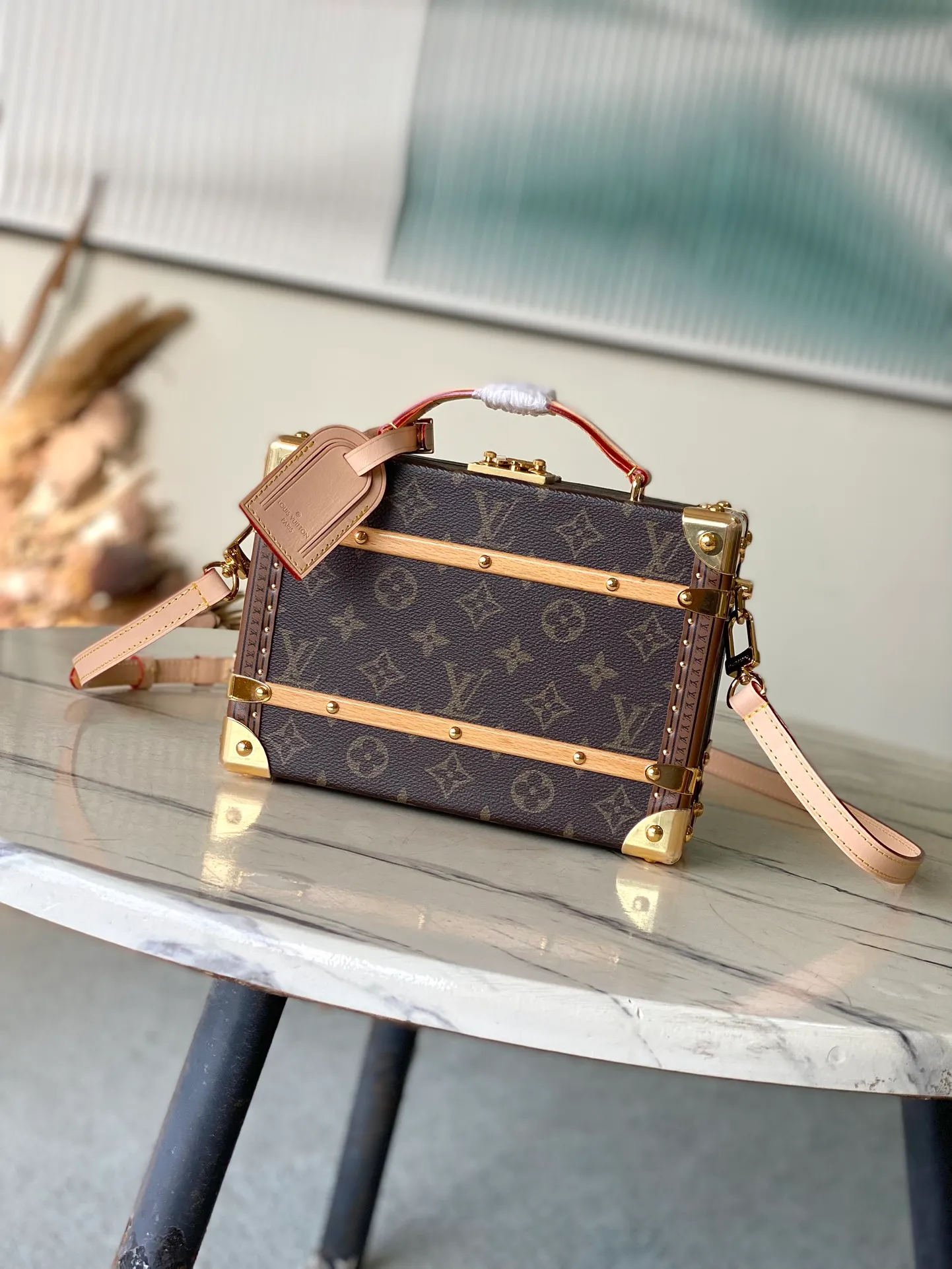 💰2500 Top Original M11118 The new Handle Trunk handbag presents classic Monogram elements, making it an excellent choice for day and night looks. 16.5 x 8 x 24 cm (height x width x length)