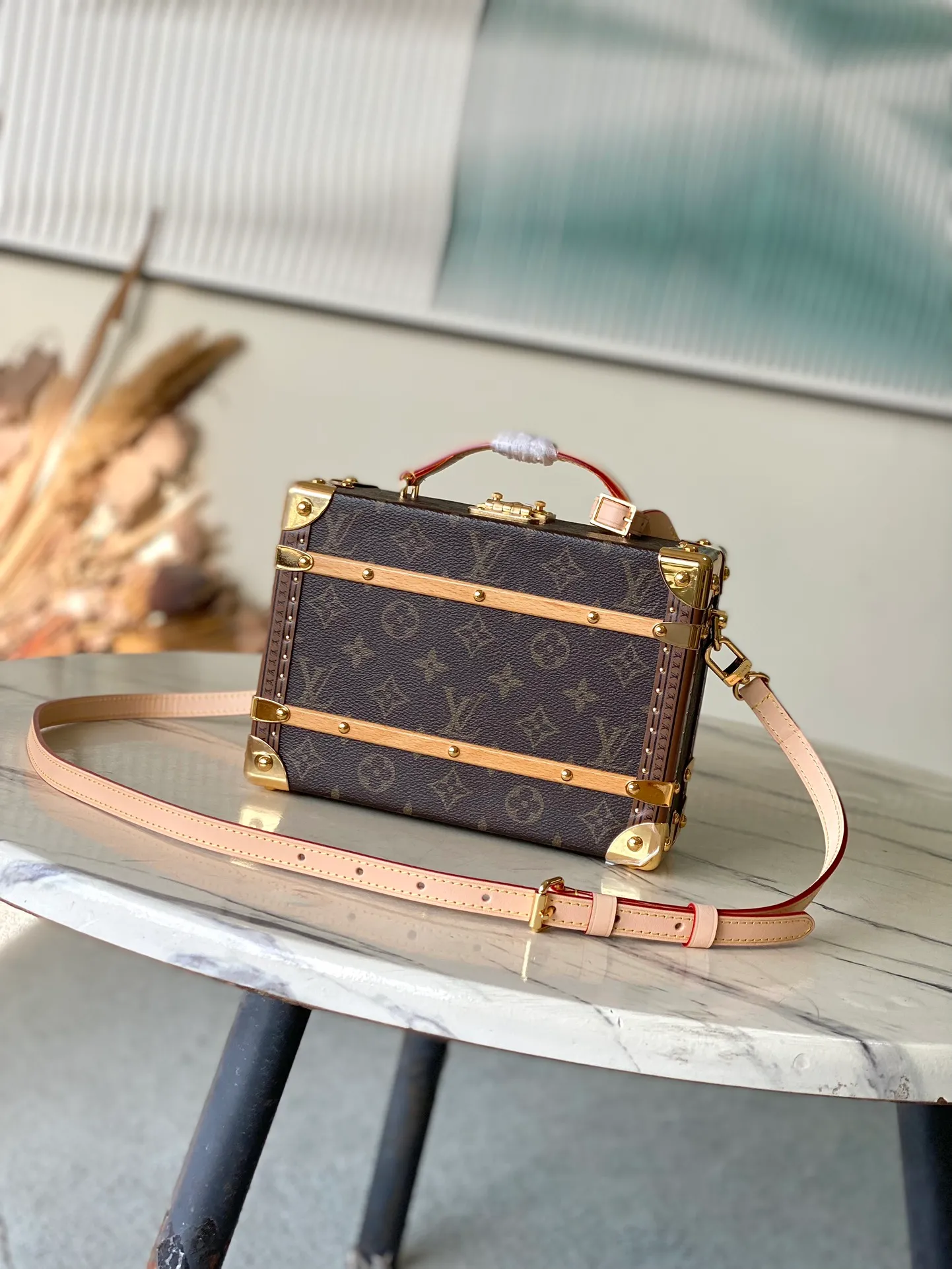 💰2500 Top Original M11118 The new Handle Trunk handbag presents classic Monogram elements, making it an excellent choice for day and night looks. 16.5 x 8 x 24 cm (height x width x length)