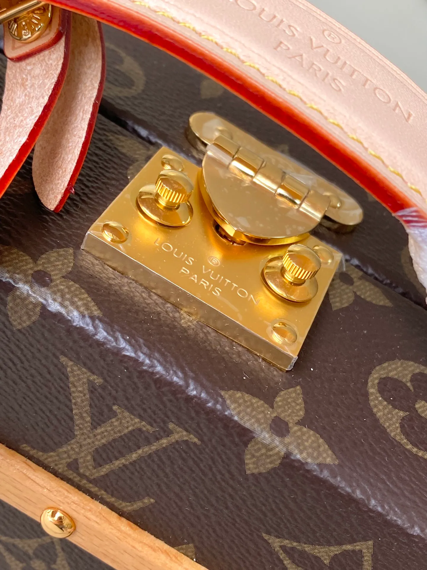💰2500 Top Original M11118 The new Handle Trunk handbag presents classic Monogram elements, making it an excellent choice for day and night looks. 16.5 x 8 x 24 cm (height x width x length)