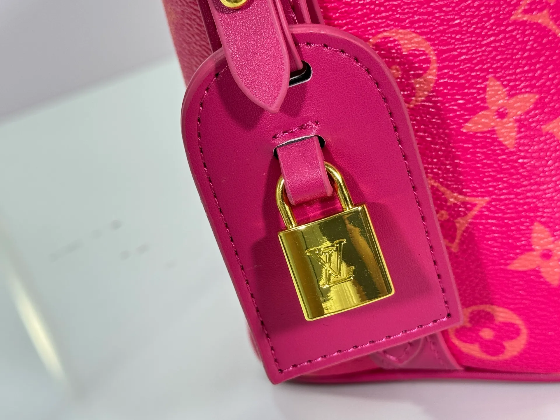 P220 upgraded original M12925 M12926 M13480 M13044 M14356 M13045 M13089 This All In BB handbag is made of Monogram cow leather with shiny metal parts, and the iconic padlock and nameplate highlight the classic style. The adjustable shoulder strap continues the brand's trunk-making heritage, and the leather shoulder strap adds cross-body and shoulder carry options. The foldable design enables the silhouette to be retracted and retracted freely, providing ample space for daily use. 16.0 x 18.0 x 12.0 cm (length x height x width)