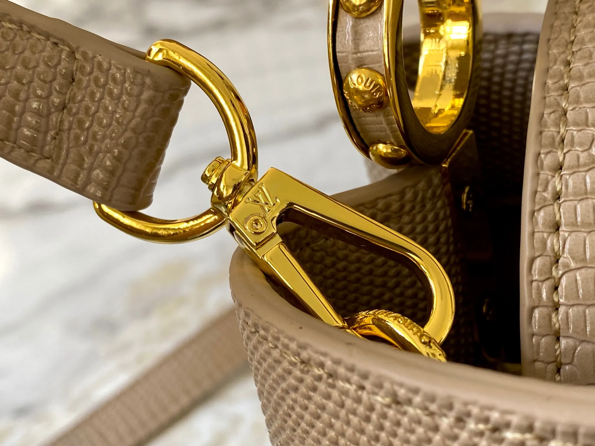 Top original P420 Guangzhou product M99527 apricot lizard gold buckle This Capucines mini handbag is wrapped in gorgeous lizard leather and lined with fine sheepskin, embellished with dazzling metal parts. The flip cover reads LV letters inside, and a Monogram flower blooms when turned out. Its compact size makes it a dazzling choice for evening occasions. Detailed features 21 x 14 x 8 cm (length x height x width)
