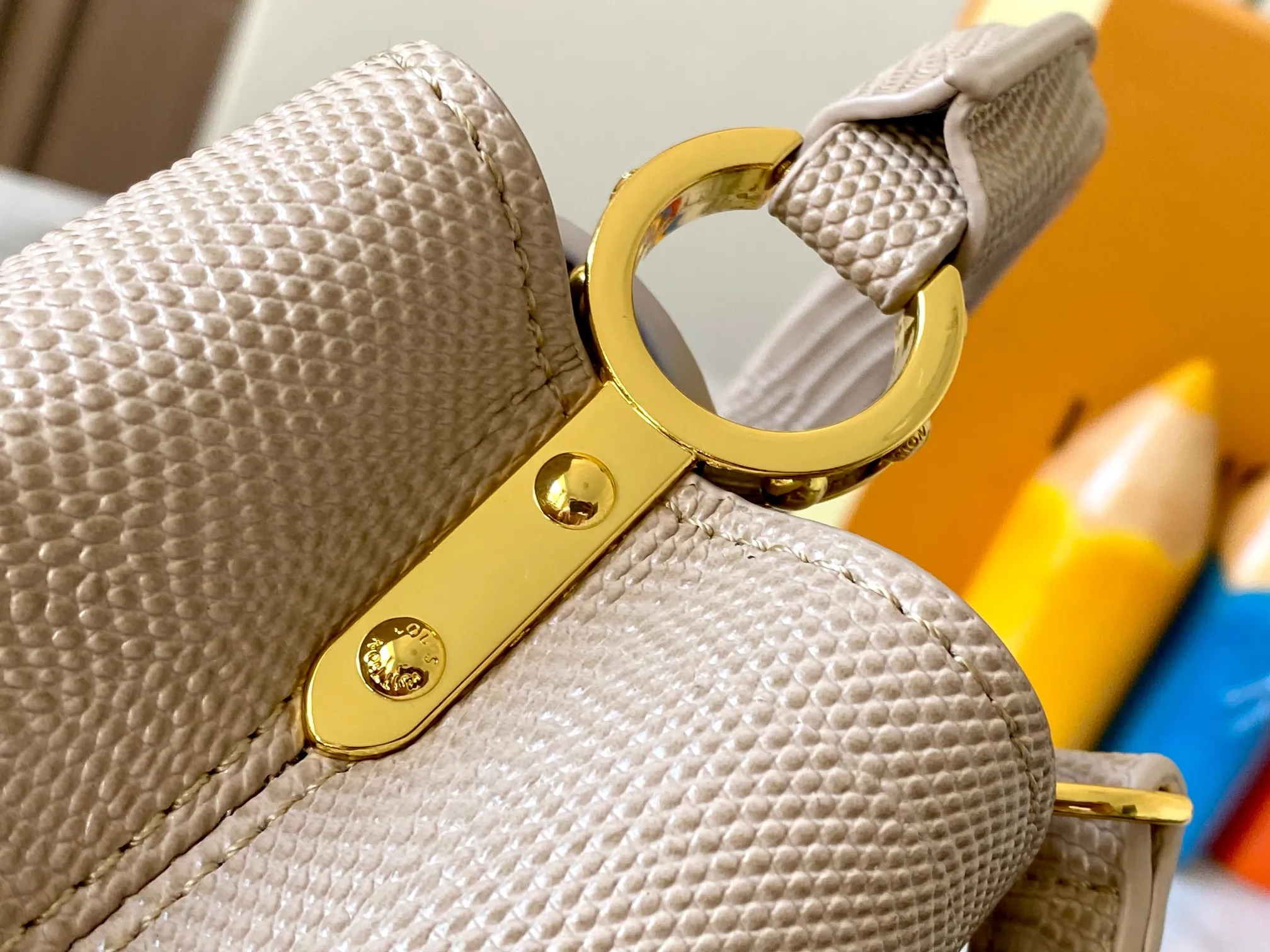 Top original P420 Guangzhou product M99527 apricot lizard gold buckle This Capucines mini handbag is wrapped in gorgeous lizard leather and lined with fine sheepskin, embellished with dazzling metal parts. The flip cover reads LV letters inside, and a Monogram flower blooms when turned out. Its compact size makes it a dazzling choice for evening occasions. Detailed features 21 x 14 x 8 cm (length x height x width)