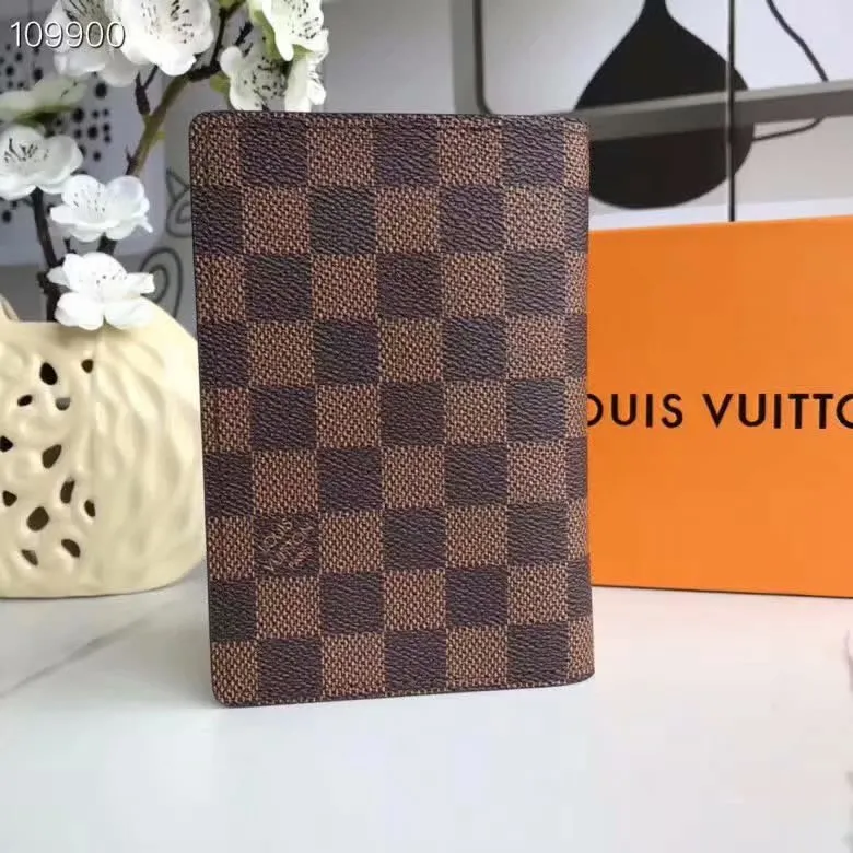 P100lv Wallet Coin Clip M60181 A must-have accessory for modern travelers, this coated canvas passport cover combines fashion and practicality. Equipped with four credit card slots and two convenient pockets for quick access to your passport. Dimensions: 10.0 x 14.0 x 2.5 cm ~