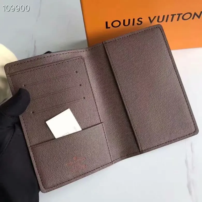 P100lv Wallet Coin Clip M60181 A must-have accessory for modern travelers, this coated canvas passport cover combines fashion and practicality. Equipped with four credit card slots and two convenient pockets for quick access to your passport. Dimensions: 10.0 x 14.0 x 2.5 cm ~