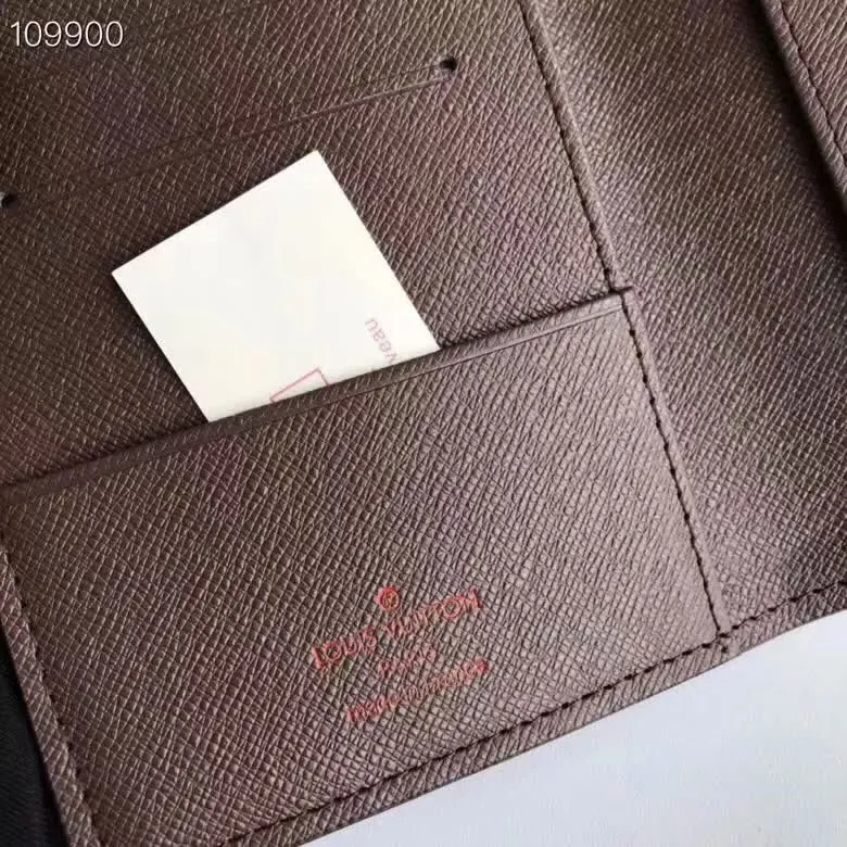 P100lv Wallet Coin Clip M60181 A must-have accessory for modern travelers, this coated canvas passport cover combines fashion and practicality. Equipped with four credit card slots and two convenient pockets for quick access to your passport. Dimensions: 10.0 x 14.0 x 2.5 cm ~