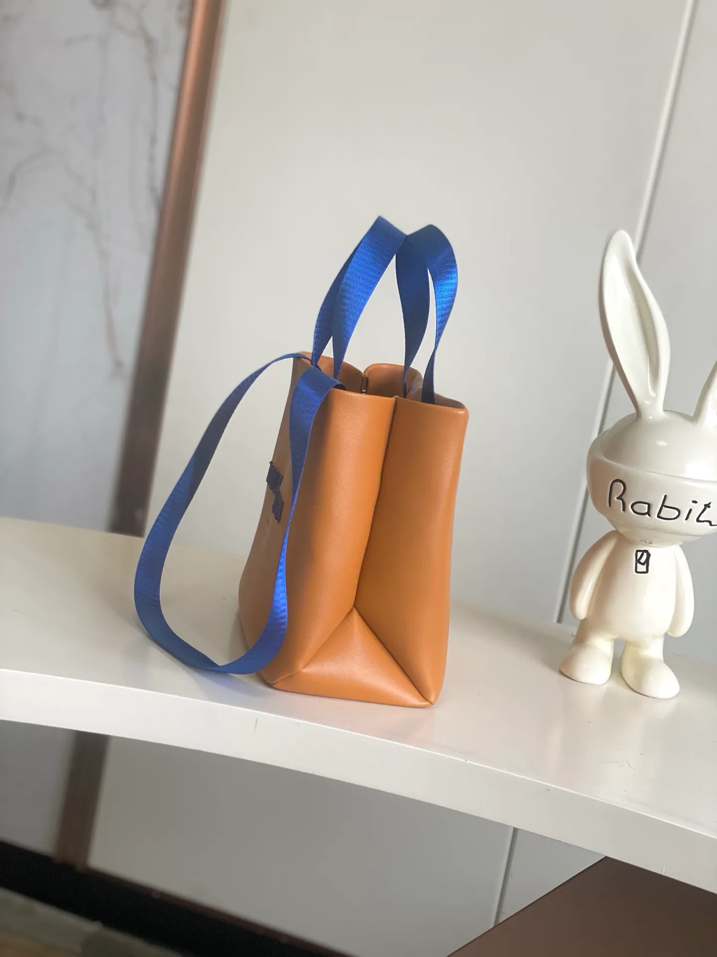 💰980 (first layer of leather) top original single 163 chip M15237 brown M15239, 26193 PHARREL and NIGO collection's joint series top original single This Shopper medium handbag draws inspiration from Louis Vuitton shopping bags, with the words Louis Vuitton and Maison Fondée En 1854 written on soft cow leather, with a top handle and a detachable shoulder strap. 25x19x11 • Cow leather • Cow leather trim • Textile lining • Metal hardware • Musketon closure • Main compartment • Zip pocket • Double patch pockets • Handles: Double handle