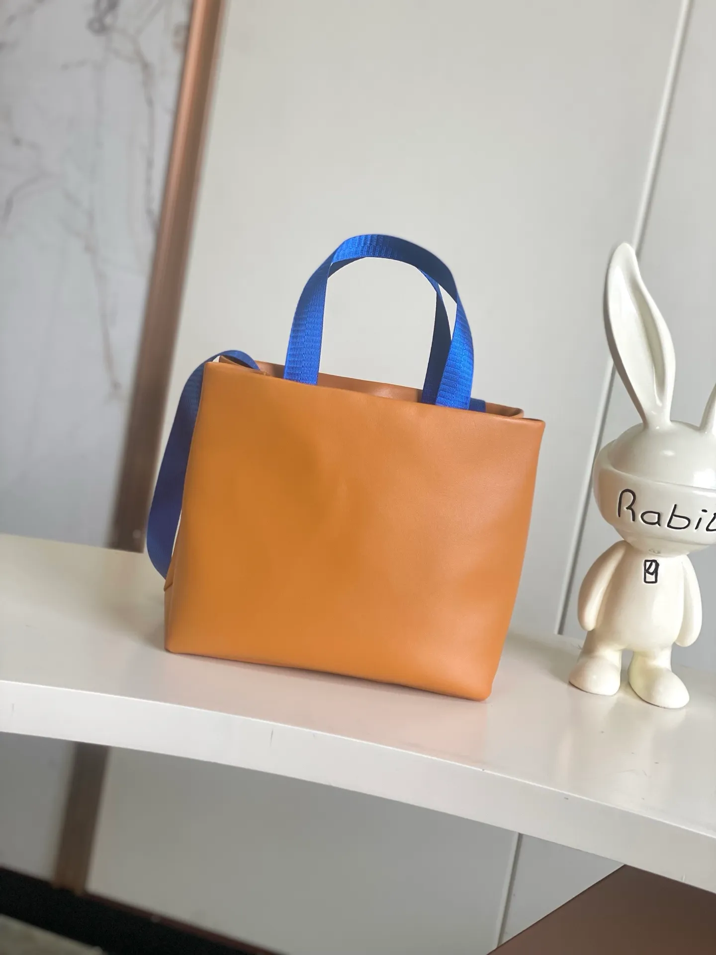 💰980 (first layer of leather) top original single 163 chip M15237 brown M15239, 26193 PHARREL and NIGO collection's joint series top original single This Shopper medium handbag draws inspiration from Louis Vuitton shopping bags, with the words Louis Vuitton and Maison Fondée En 1854 written on soft cow leather, with a top handle and a detachable shoulder strap. 25x19x11 • Cow leather • Cow leather trim • Textile lining • Metal hardware • Musketon closure • Main compartment • Zip pocket • Double patch pockets • Handles: Double handle