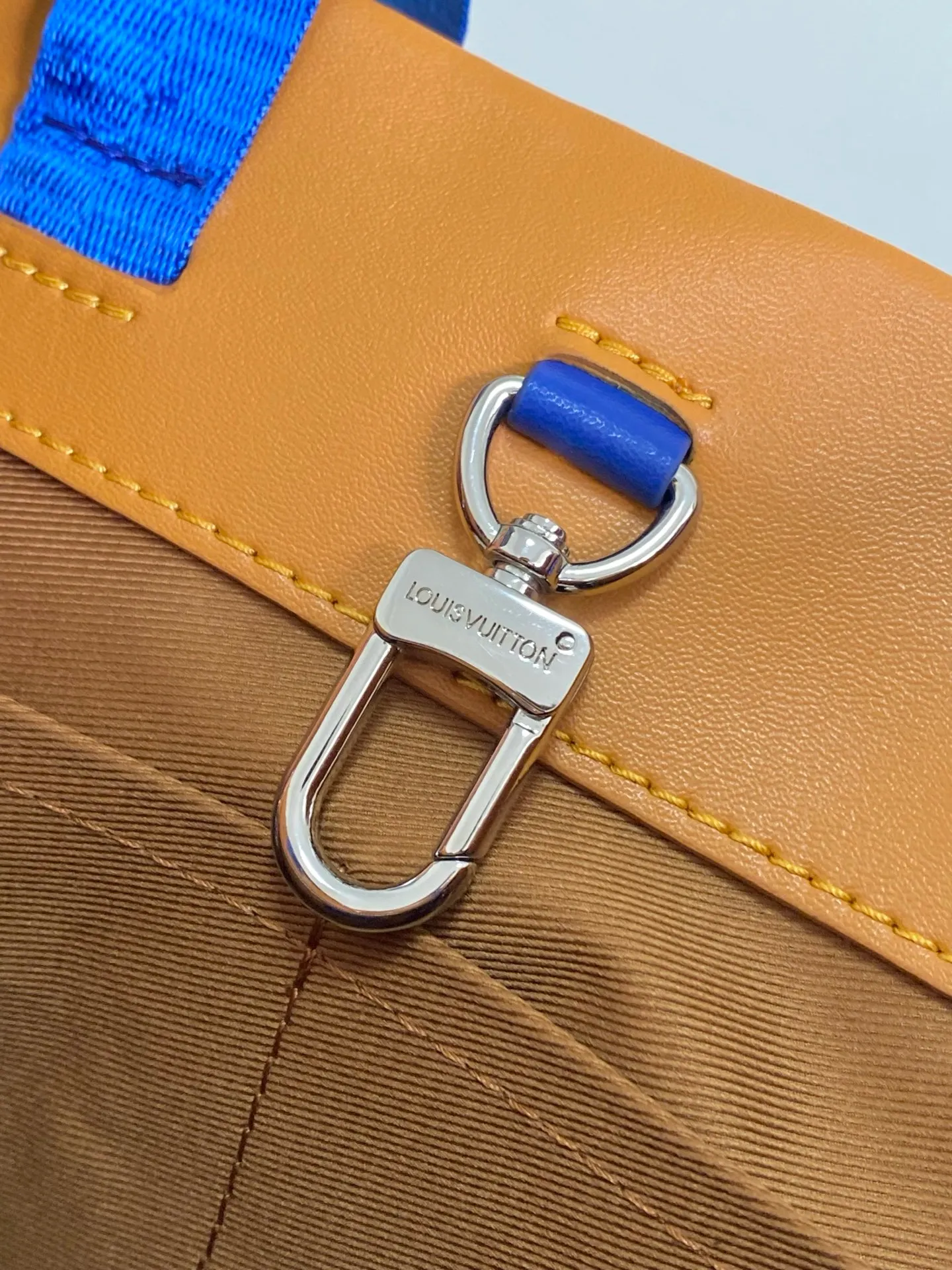 💰980 (first layer of leather) top original single 163 chip M15237 brown M15239, 26193 PHARREL and NIGO collection's joint series top original single This Shopper medium handbag draws inspiration from Louis Vuitton shopping bags, with the words Louis Vuitton and Maison Fondée En 1854 written on soft cow leather, with a top handle and a detachable shoulder strap. 25x19x11 • Cow leather • Cow leather trim • Textile lining • Metal hardware • Musketon closure • Main compartment • Zip pocket • Double patch pockets • Handles: Double handle