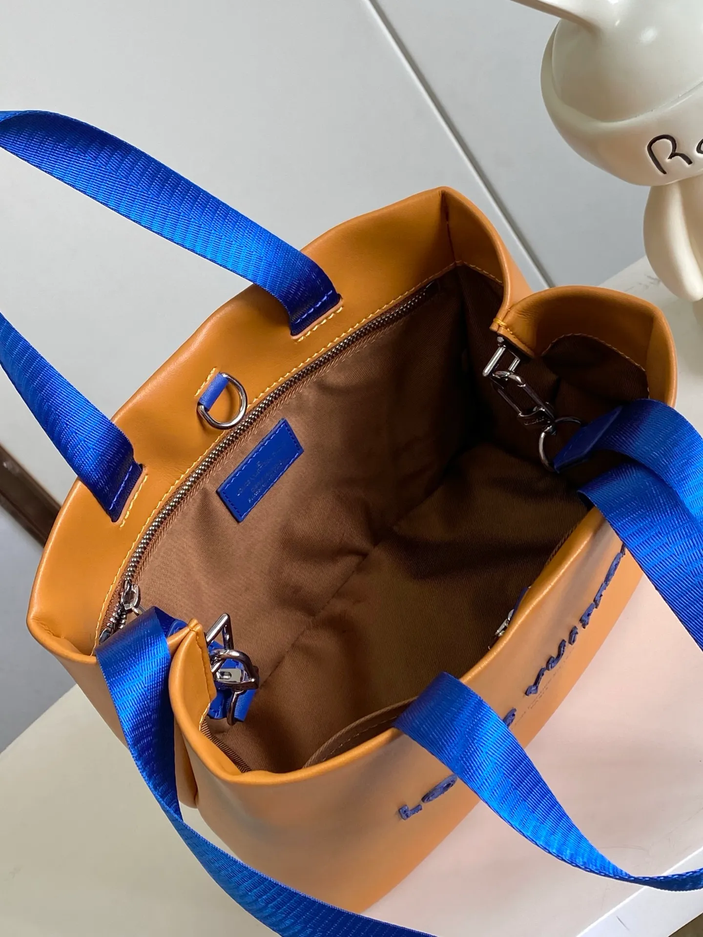 💰980 (first layer of leather) top original single 163 chip M15237 brown M15239, 26193 PHARREL and NIGO collection's joint series top original single This Shopper medium handbag draws inspiration from Louis Vuitton shopping bags, with the words Louis Vuitton and Maison Fondée En 1854 written on soft cow leather, with a top handle and a detachable shoulder strap. 25x19x11 • Cow leather • Cow leather trim • Textile lining • Metal hardware • Musketon closure • Main compartment • Zip pocket • Double patch pockets • Handles: Double handle