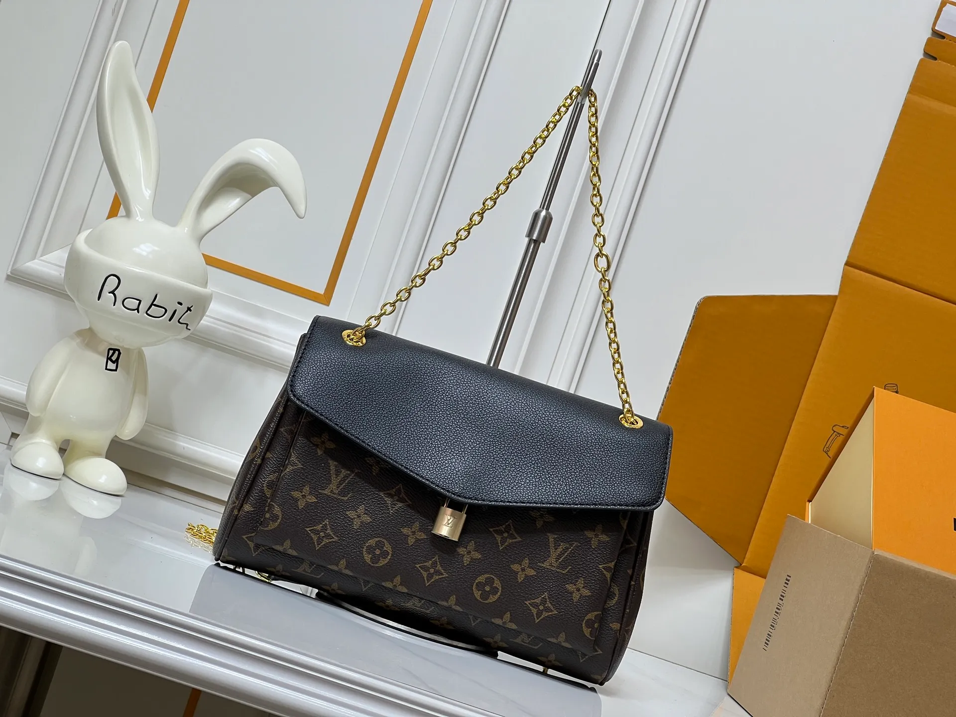 💰320 M26285 black M27065 brown Saint-Germain PM handbag comes from the elegant Paris neighborhood. She is known by this name as an inspiration. This elegant single-frame canvas and leather model features a gold-tone chain and iconic LV padlock, a nod to Louis Vuitton's historic suitcases. The size is ideal for all essentials. With the external drawer, cards or keys can be taken with you wherever you go. The chain can be worn diagonally across the body or over the shoulder, and the bag can also be carried in the hand. Dimensions: 30.5 x 21 x 12.5 cm (length x height x width)