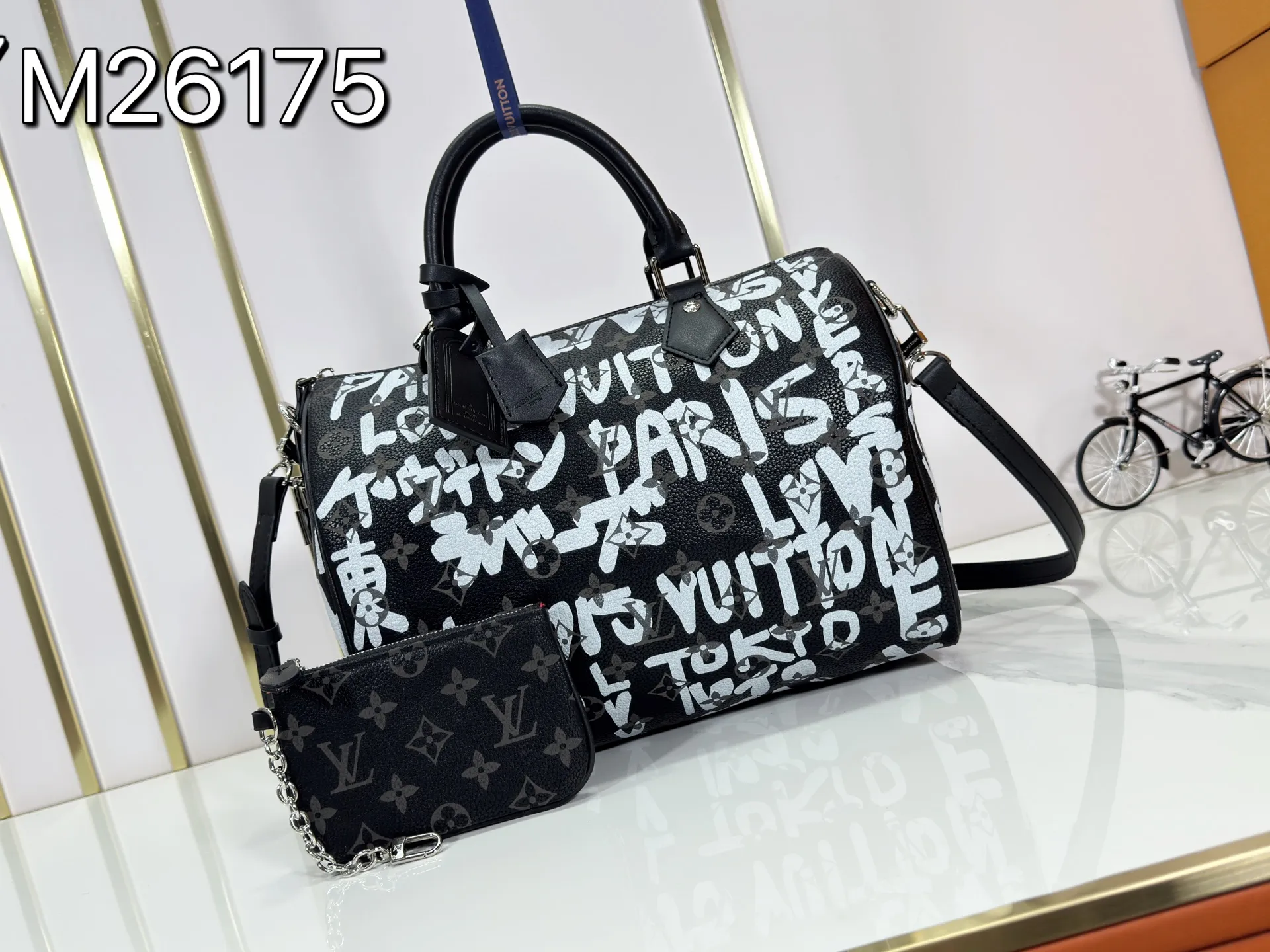 P320 upgraded original M26174 M26175 M26176 M26178 M26180 M24424 LV Speedy 30 Graffiti Pillow Bag Travel Bag Logo-level eye-catching texture and elegant temperament, casual and versatile, which is also the main reason why I bought it. With the soft and tender lambskin material, in short, it can handle various styles of commuting and leisure bags, and it is not a loss. Dimensions: 30×21x17