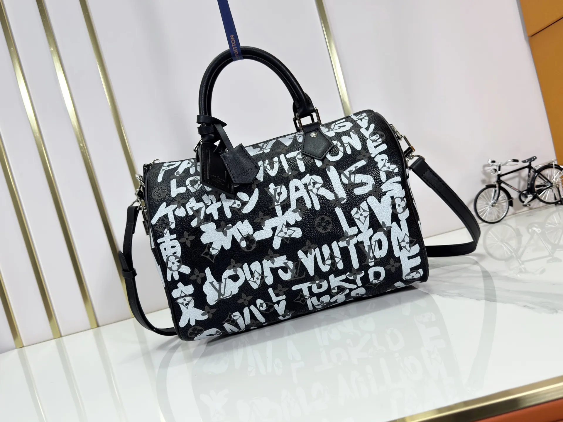 P320 upgraded original M26174 M26175 M26176 M26178 M26180 M24424 LV Speedy 30 Graffiti Pillow Bag Travel Bag Logo-level eye-catching texture and elegant temperament, casual and versatile, which is also the main reason why I bought it. With the soft and tender lambskin material, in short, it can handle various styles of commuting and leisure bags, and it is not a loss. Dimensions: 30×21x17