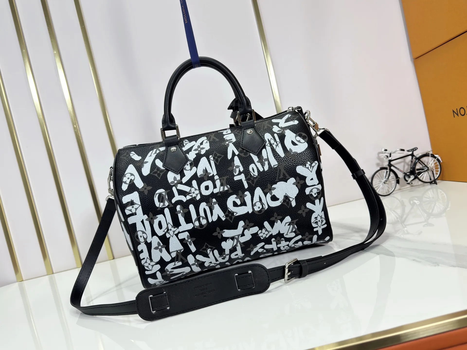 P320 upgraded original M26174 M26175 M26176 M26178 M26180 M24424 LV Speedy 30 Graffiti Pillow Bag Travel Bag Logo-level eye-catching texture and elegant temperament, casual and versatile, which is also the main reason why I bought it. With the soft and tender lambskin material, in short, it can handle various styles of commuting and leisure bags, and it is not a loss. Dimensions: 30×21x17