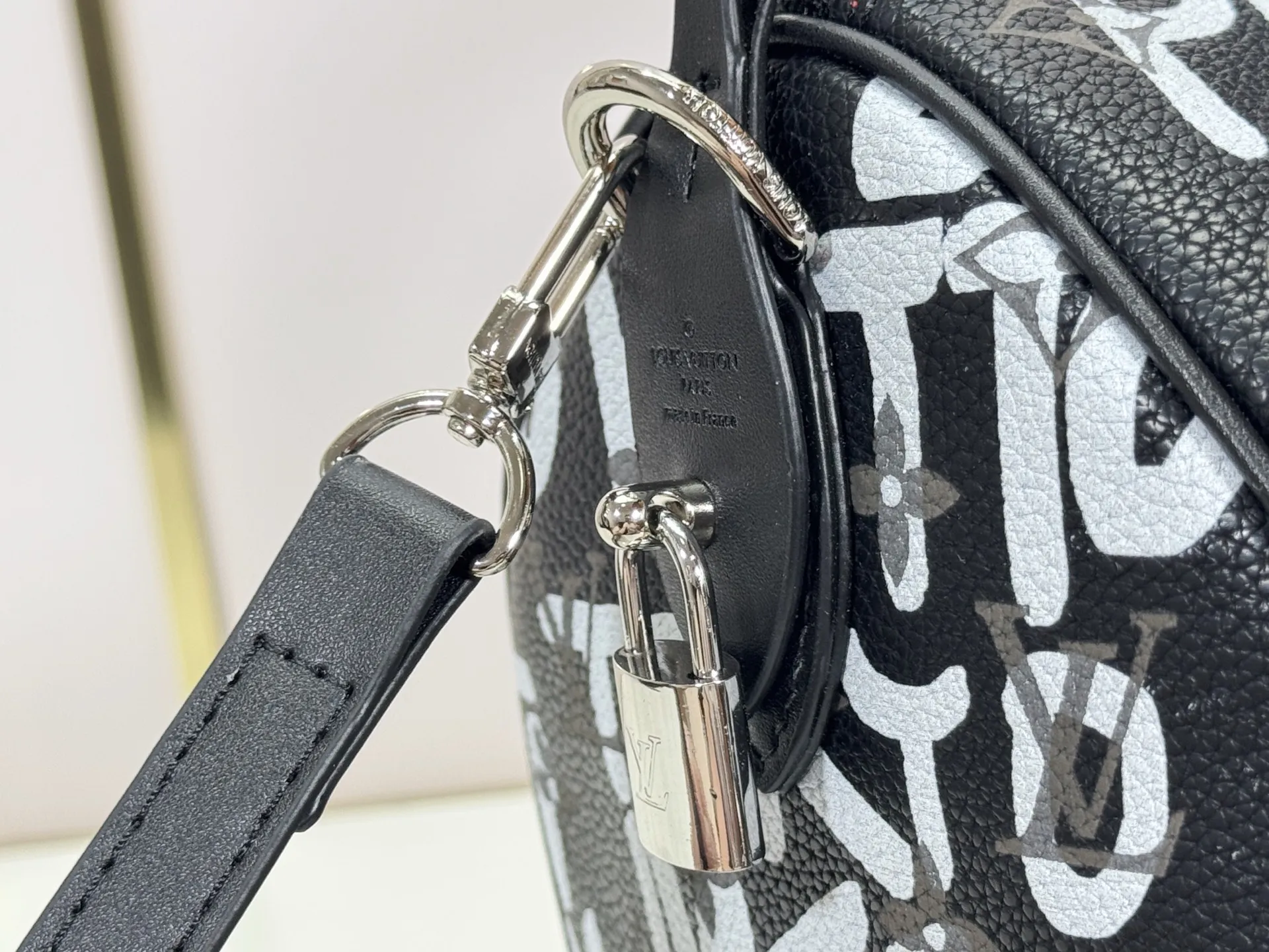 P320 upgraded original M26174 M26175 M26176 M26178 M26180 M24424 LV Speedy 30 Graffiti Pillow Bag Travel Bag Logo-level eye-catching texture and elegant temperament, casual and versatile, which is also the main reason why I bought it. With the soft and tender lambskin material, in short, it can handle various styles of commuting and leisure bags, and it is not a loss. Dimensions: 30×21x17