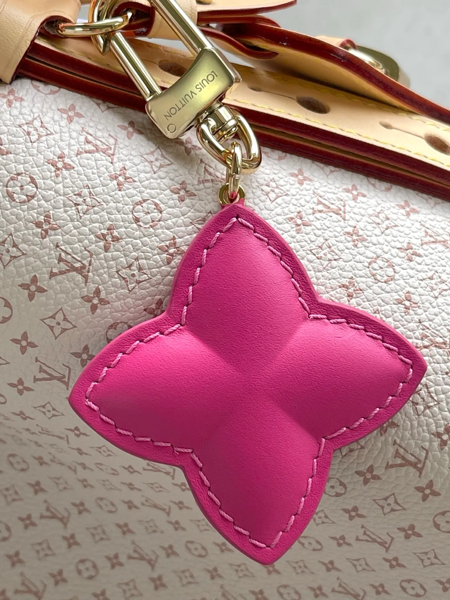 💰1000 Top original order M15130 uses LLVromance elements to convey vitality, and launches this All In BB handbag in the 2025 early autumn series. The classic Monogran and Darnier patterns are creatively blended, and the delicate cow leather body is embellished with iconic padlocks and Bloom decorations. Plenty of space to easily store daily necessities, and the detachable zipper bag keeps small items safe and secure. Dimensions: 16 × 18 × 12 cm