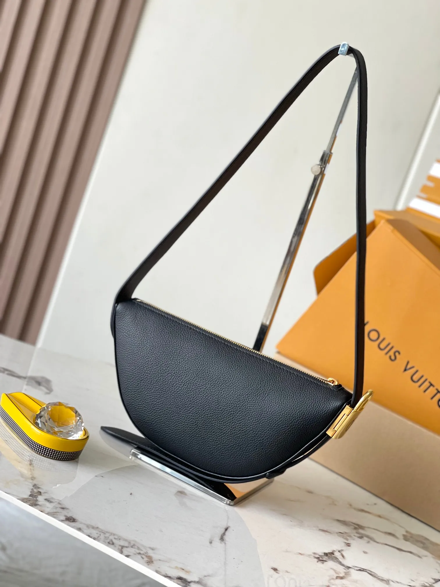 p2200 [Special grade MB chip version original leather] Low Key bumbag uses soft cow leather to outline simple and elegant lines, and is paired with suede lining to release a trendy atmosphere, fully demonstrating the brand's exquisite craftsmanship. Model: M11429 dynamic chip version Material: A-grade all-steel hardware, imported original fabric Packaging: full set of original factory duty-free MB packaging Size: 28*13*5.5CM