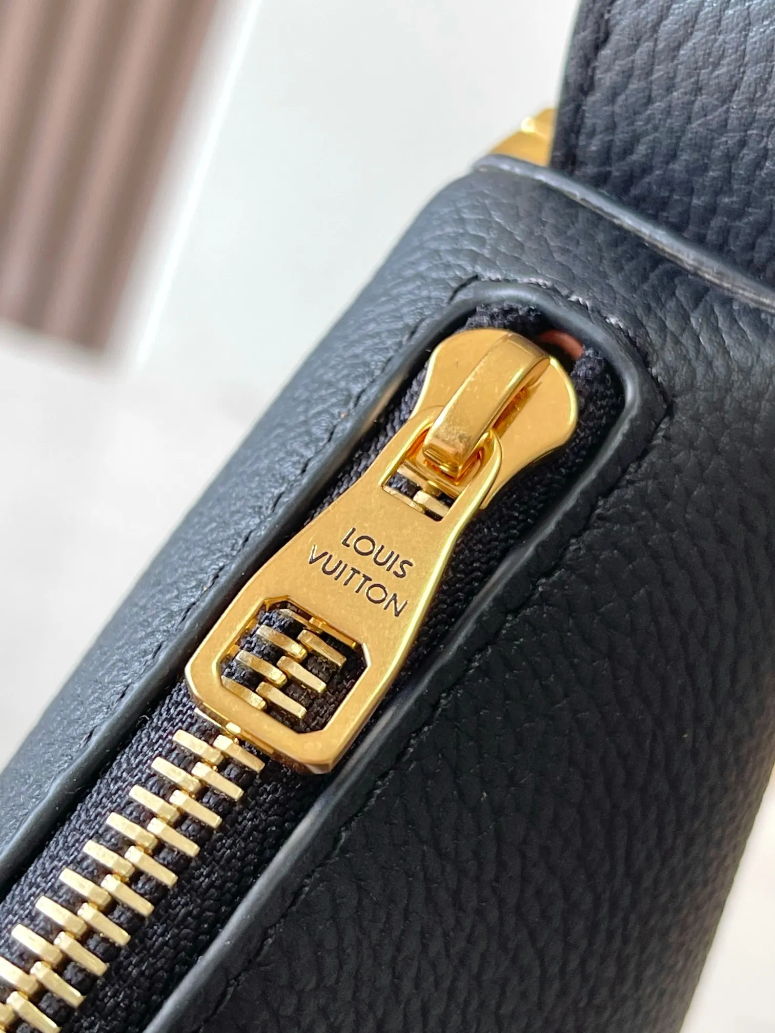 p2200 [Special grade MB chip version original leather] Low Key bumbag uses soft cow leather to outline simple and elegant lines, and is paired with suede lining to release a trendy atmosphere, fully demonstrating the brand's exquisite craftsmanship. Model: M11429 dynamic chip version Material: A-grade all-steel hardware, imported original fabric Packaging: full set of original factory duty-free MB packaging Size: 28*13*5.5CM