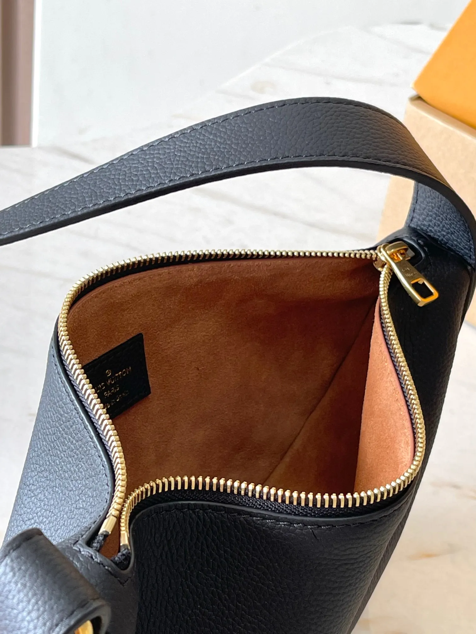 p2200 [Special grade MB chip version original leather] Low Key bumbag uses soft cow leather to outline simple and elegant lines, and is paired with suede lining to release a trendy atmosphere, fully demonstrating the brand's exquisite craftsmanship. Model: M11429 dynamic chip version Material: A-grade all-steel hardware, imported original fabric Packaging: full set of original factory duty-free MB packaging Size: 28*13*5.5CM
