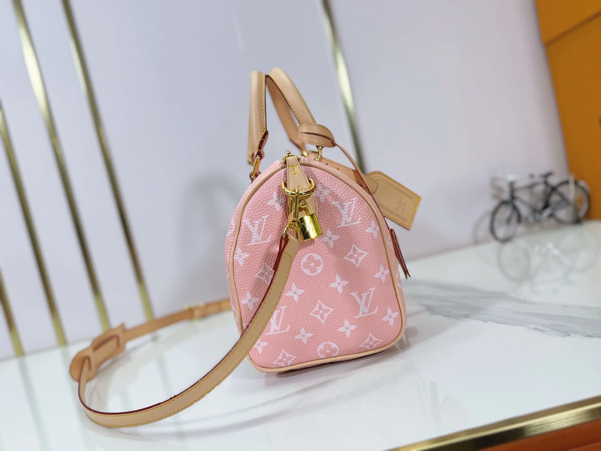 P280 Upgraded original M24424 M24425 M24426 M24423 M24443 M This Speedy Bandoulière 25 Monogram Leather handbag is made of soft cow leather and uses Monogram pattern to reproduce the elegant look and feel of canvas printing. Dazzling metal hardware, sheepskin lining and nameplate all reflect Creative Director Pharrell Williams' relentless attention to detail. Dimensions: 25.0 x 15.0 x 15.0 cm (length x height x width)