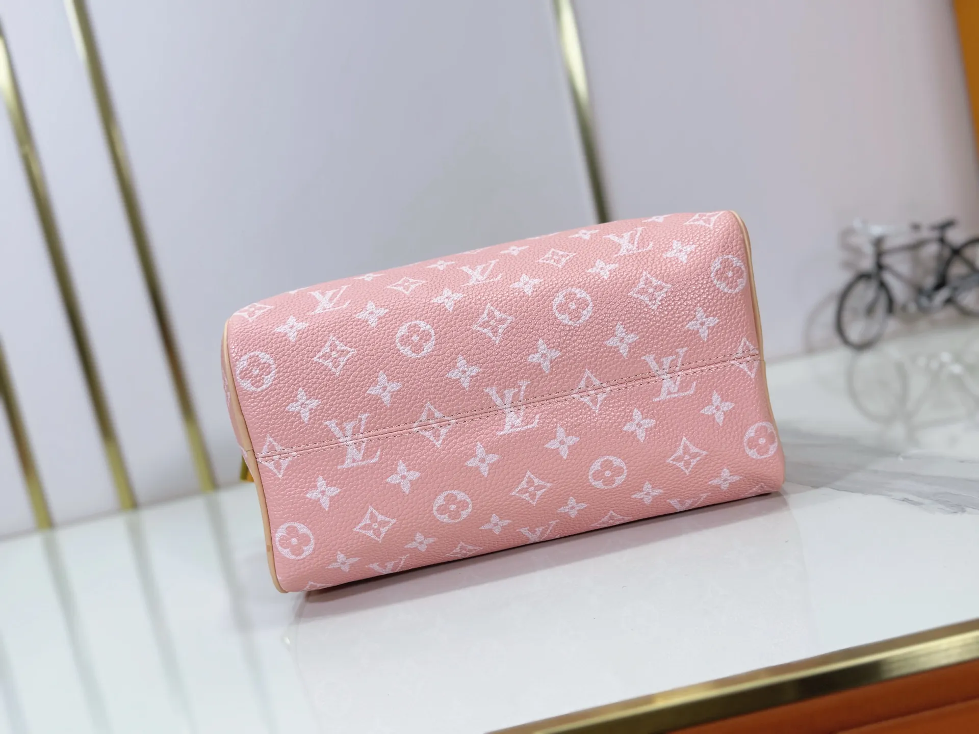 P280 Upgraded original M24424 M24425 M24426 M24423 M24443 M This Speedy Bandoulière 25 Monogram Leather handbag is made of soft cow leather and uses Monogram pattern to reproduce the elegant look and feel of canvas printing. Dazzling metal hardware, sheepskin lining and nameplate all reflect Creative Director Pharrell Williams' relentless attention to detail. Dimensions: 25.0 x 15.0 x 15.0 cm (length x height x width)