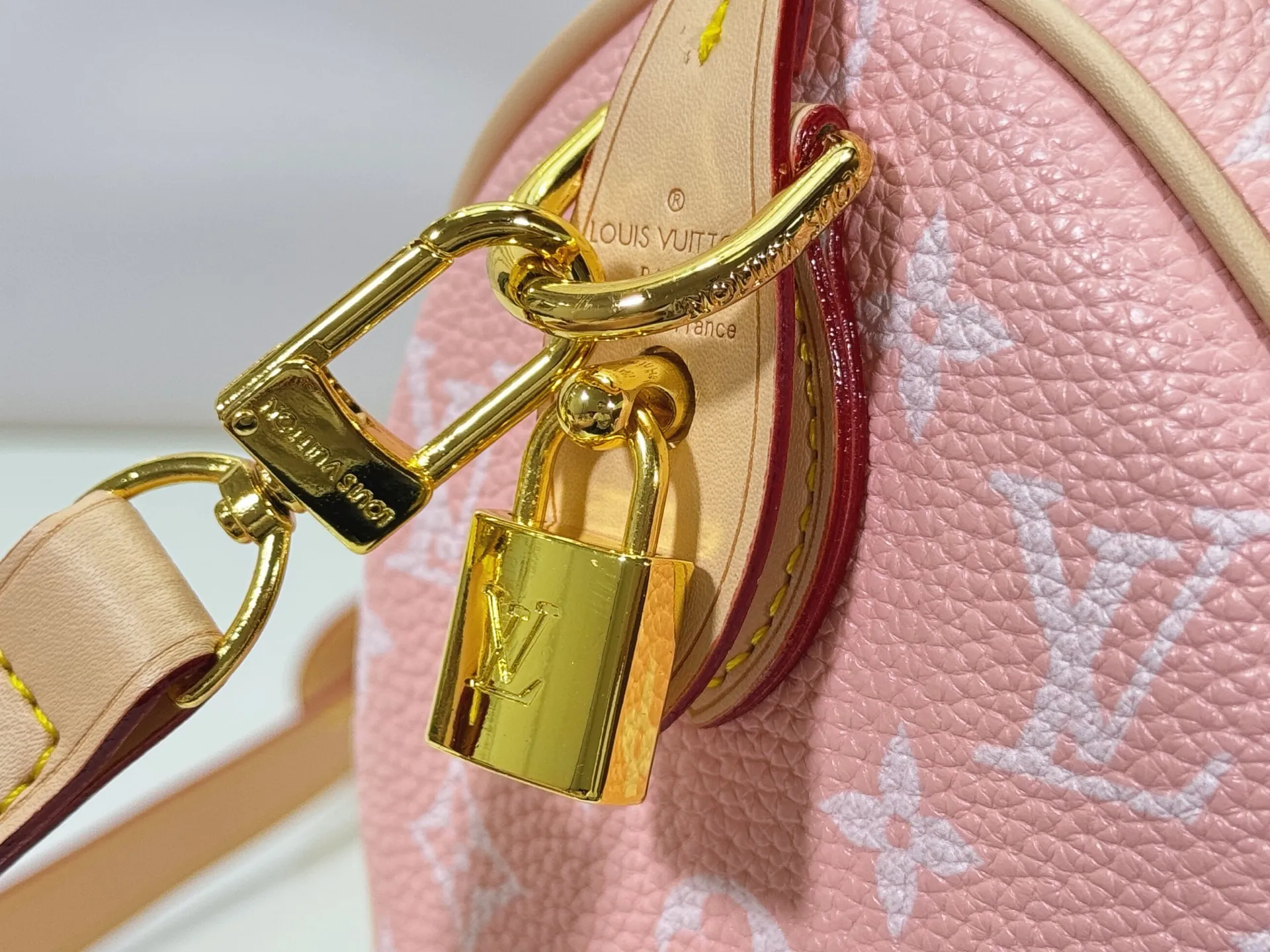 P280 Upgraded original M24424 M24425 M24426 M24423 M24443 M This Speedy Bandoulière 25 Monogram Leather handbag is made of soft cow leather and uses Monogram pattern to reproduce the elegant look and feel of canvas printing. Dazzling metal hardware, sheepskin lining and nameplate all reflect Creative Director Pharrell Williams' relentless attention to detail. Dimensions: 25.0 x 15.0 x 15.0 cm (length x height x width)