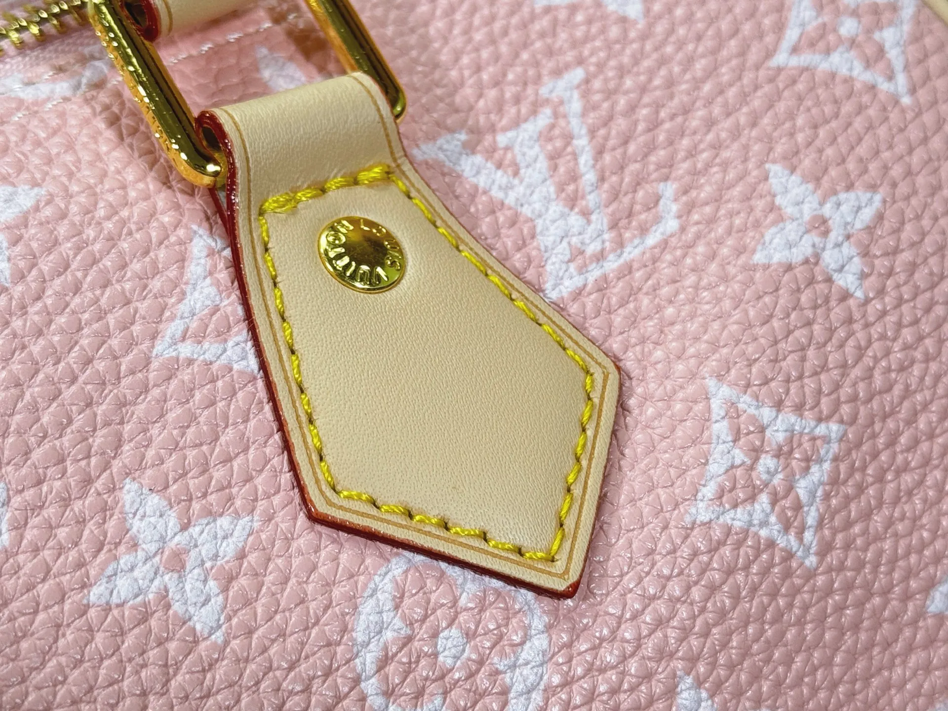 P280 Upgraded original M24424 M24425 M24426 M24423 M24443 M This Speedy Bandoulière 25 Monogram Leather handbag is made of soft cow leather and uses Monogram pattern to reproduce the elegant look and feel of canvas printing. Dazzling metal hardware, sheepskin lining and nameplate all reflect Creative Director Pharrell Williams' relentless attention to detail. Dimensions: 25.0 x 15.0 x 15.0 cm (length x height x width)