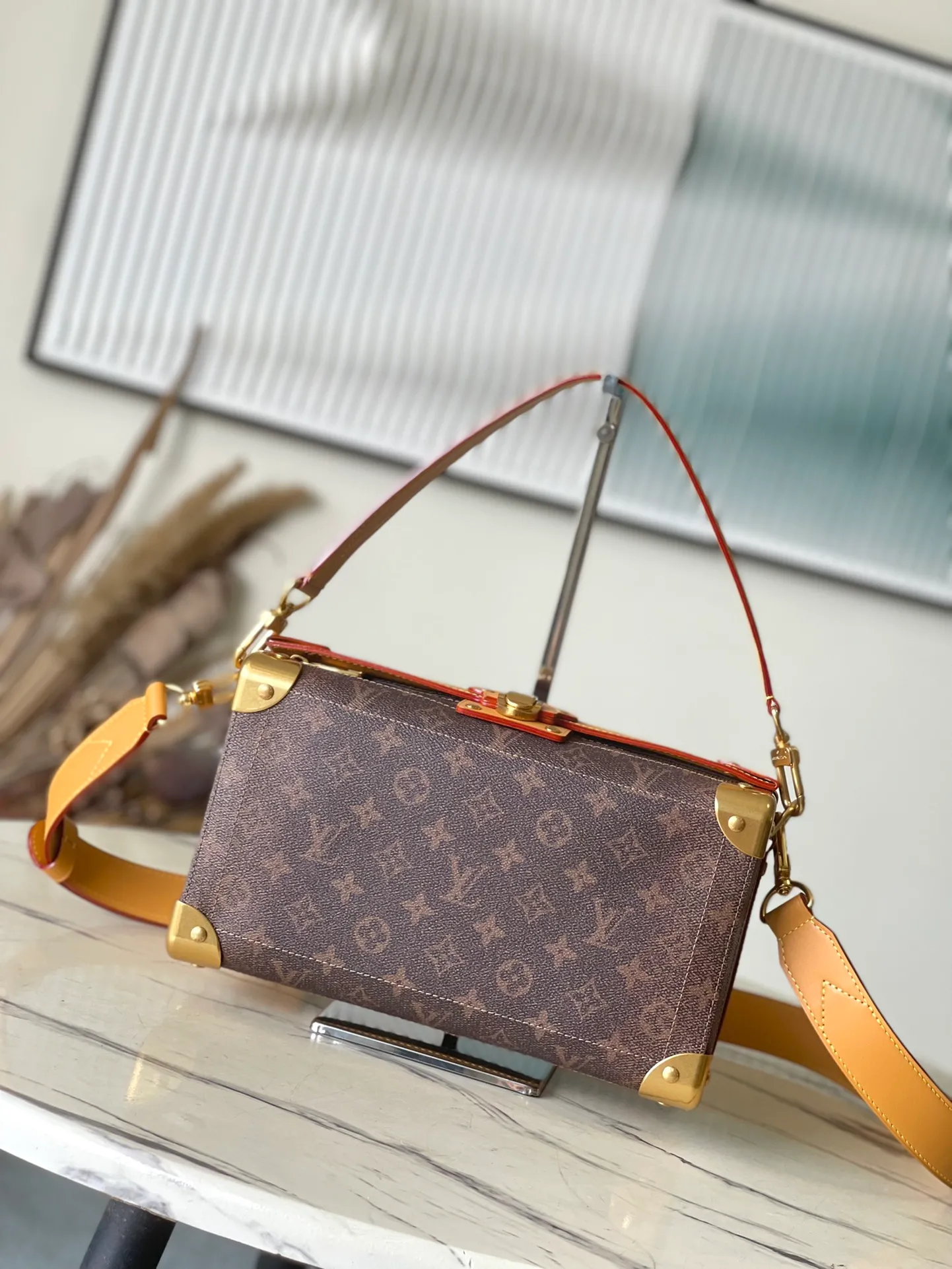 💰1400 Top Original Order M11536 Presbyopia This Soul Trunk East West handbag is made of Monogram Dust canvas, with reinforced metal corners to show Pharrell Wiliams' respect for the brand's traditional hard trunk. Magnetic closure provides easy access to the main compartment, while removable leather handles and a removable and adjustable shoulder strap allow for hand, shoulder or cross-body wear. Dimensions: 29 × 17.5 × 10 cm