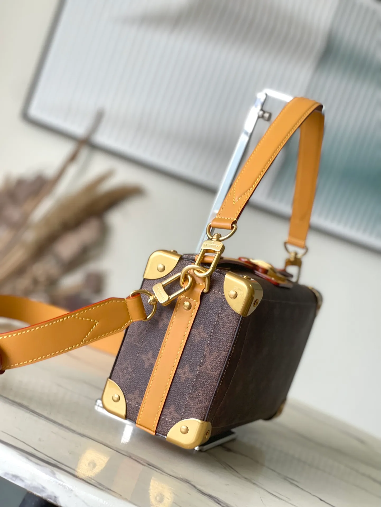 💰1400 Top Original Order M11536 Presbyopia This Soul Trunk East West handbag is made of Monogram Dust canvas, with reinforced metal corners to show Pharrell Wiliams' respect for the brand's traditional hard trunk. Magnetic closure provides easy access to the main compartment, while removable leather handles and a removable and adjustable shoulder strap allow for hand, shoulder or cross-body wear. Dimensions: 29 × 17.5 × 10 cm